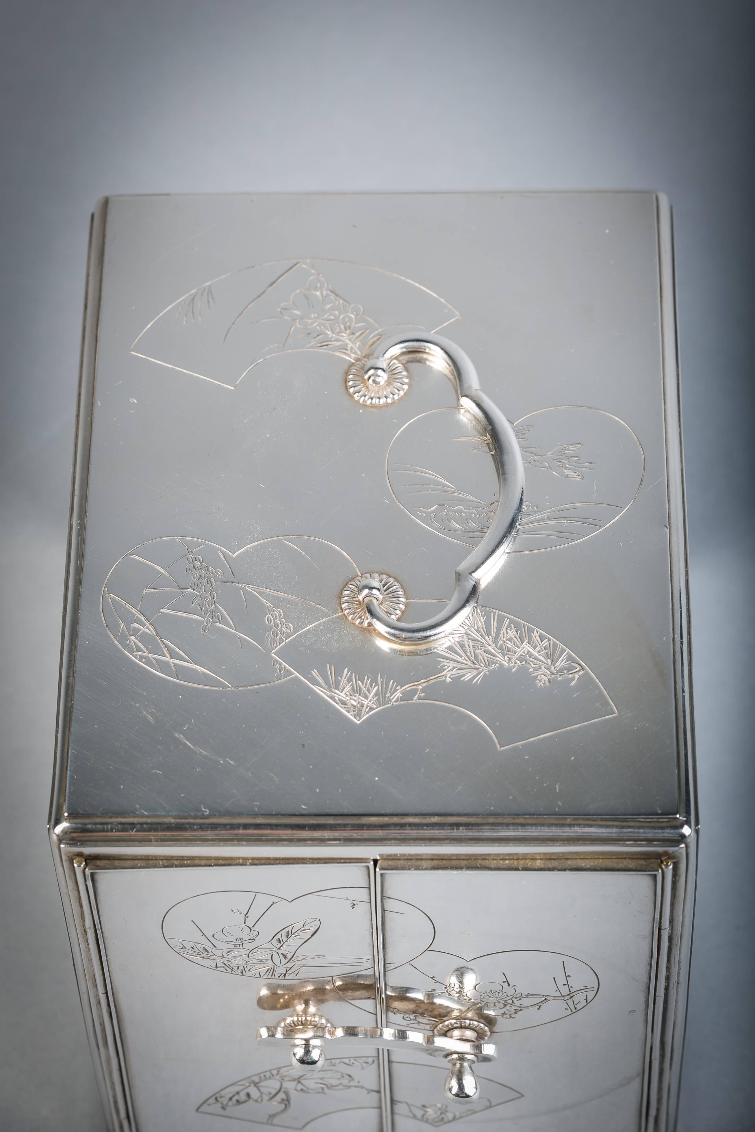 Caja de gabinete japonesa de tres cajones grabada en plata y laca, hacia 1880 Laca