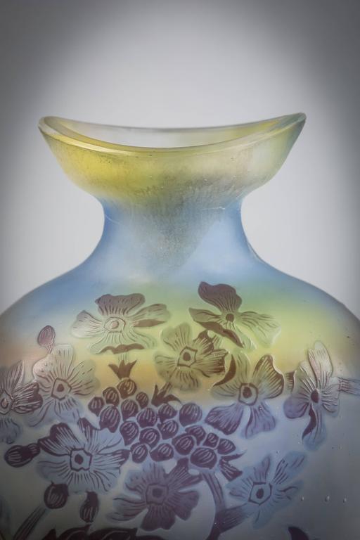 Galle Cameo Glass Vase, circa 1900 In Good Condition For Sale In New York, NY