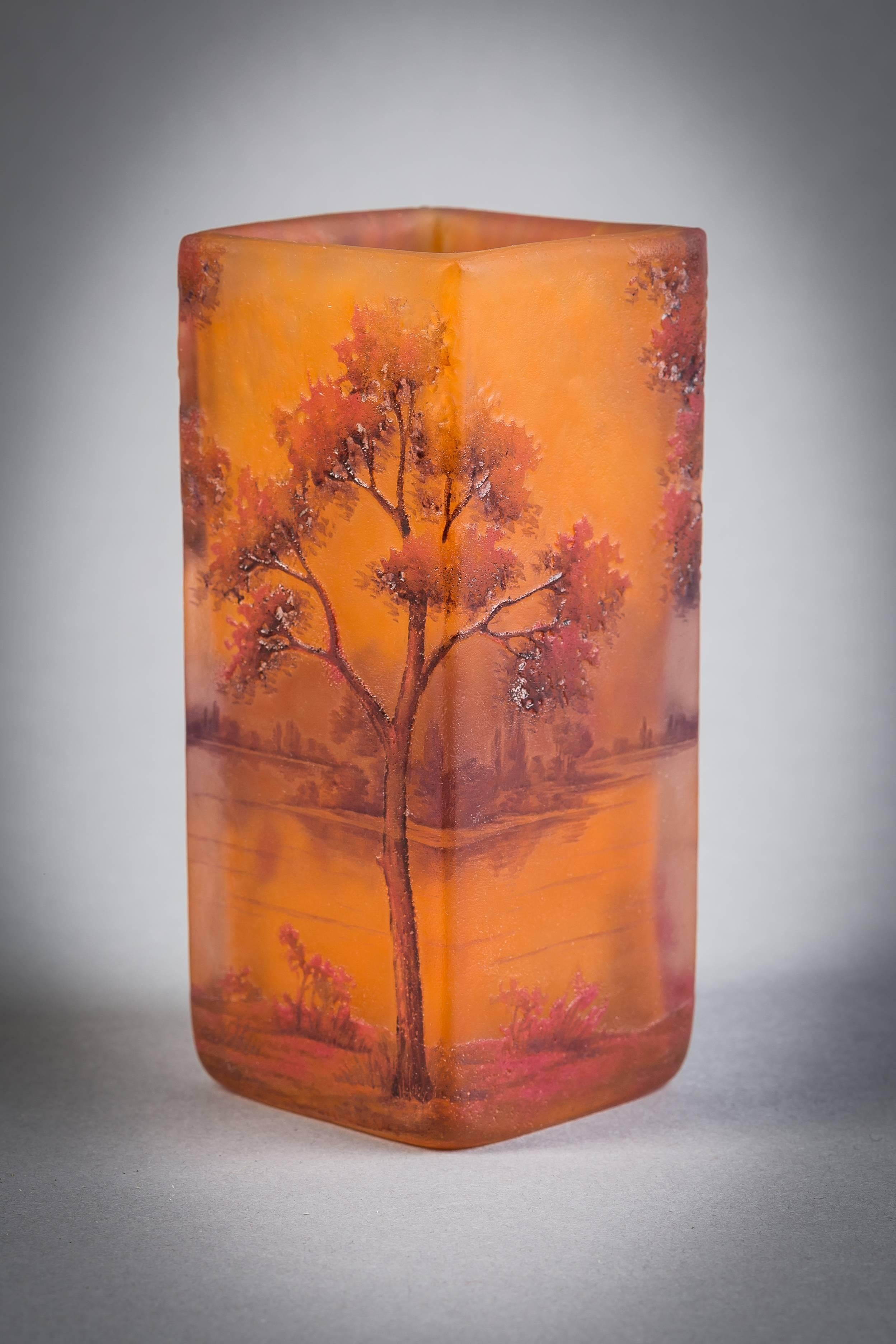 Vase mit Kamee-F Flusslandschaft von Daum Nancy, um 1910 (Französisch) im Angebot