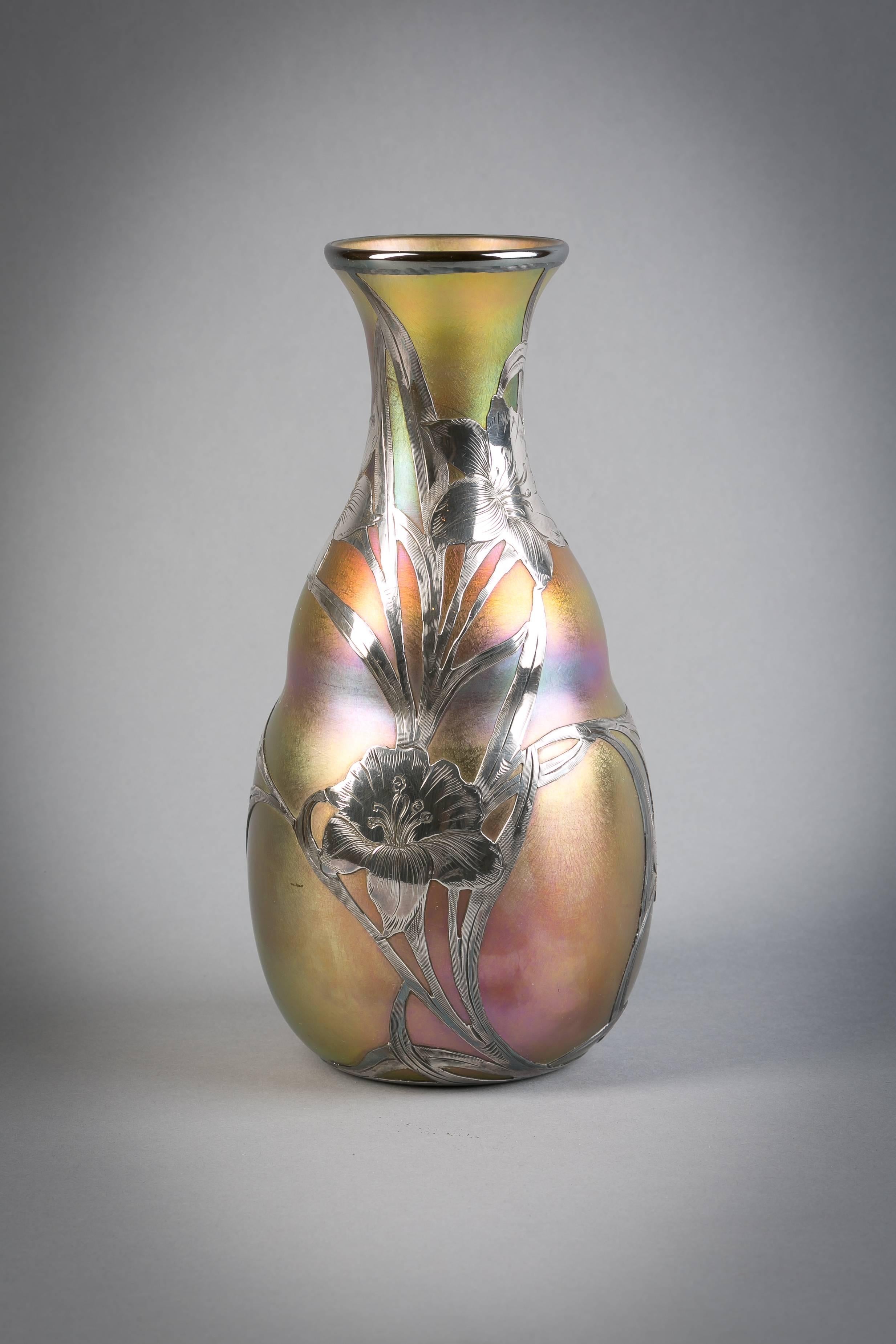 Vase mit Silberauflage, Quezal, um 1900

Gezeichnet Quezal.