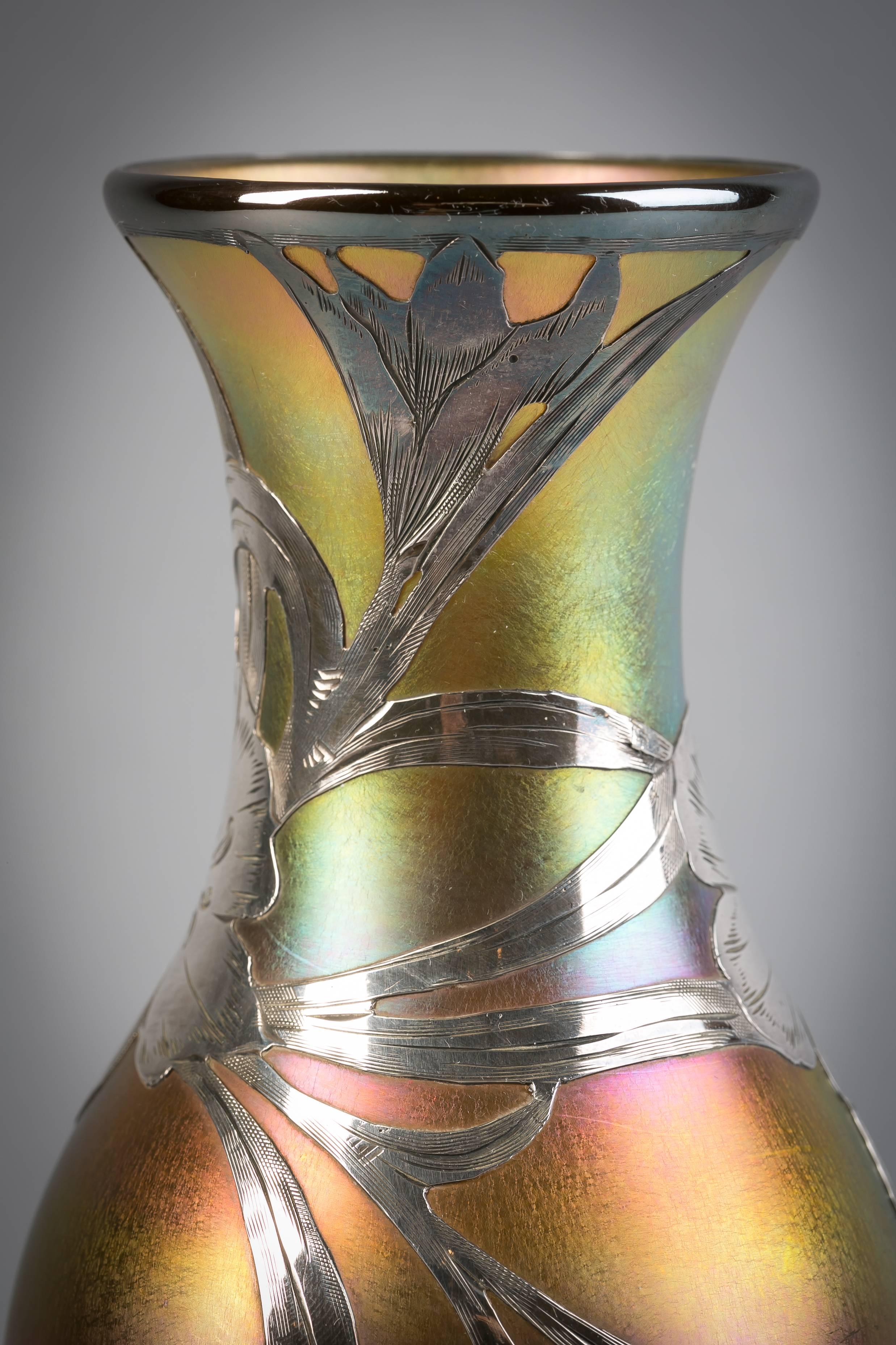 Vase mit Silberüberzug, Quezal, um 1900 im Zustand „Gut“ im Angebot in New York, NY