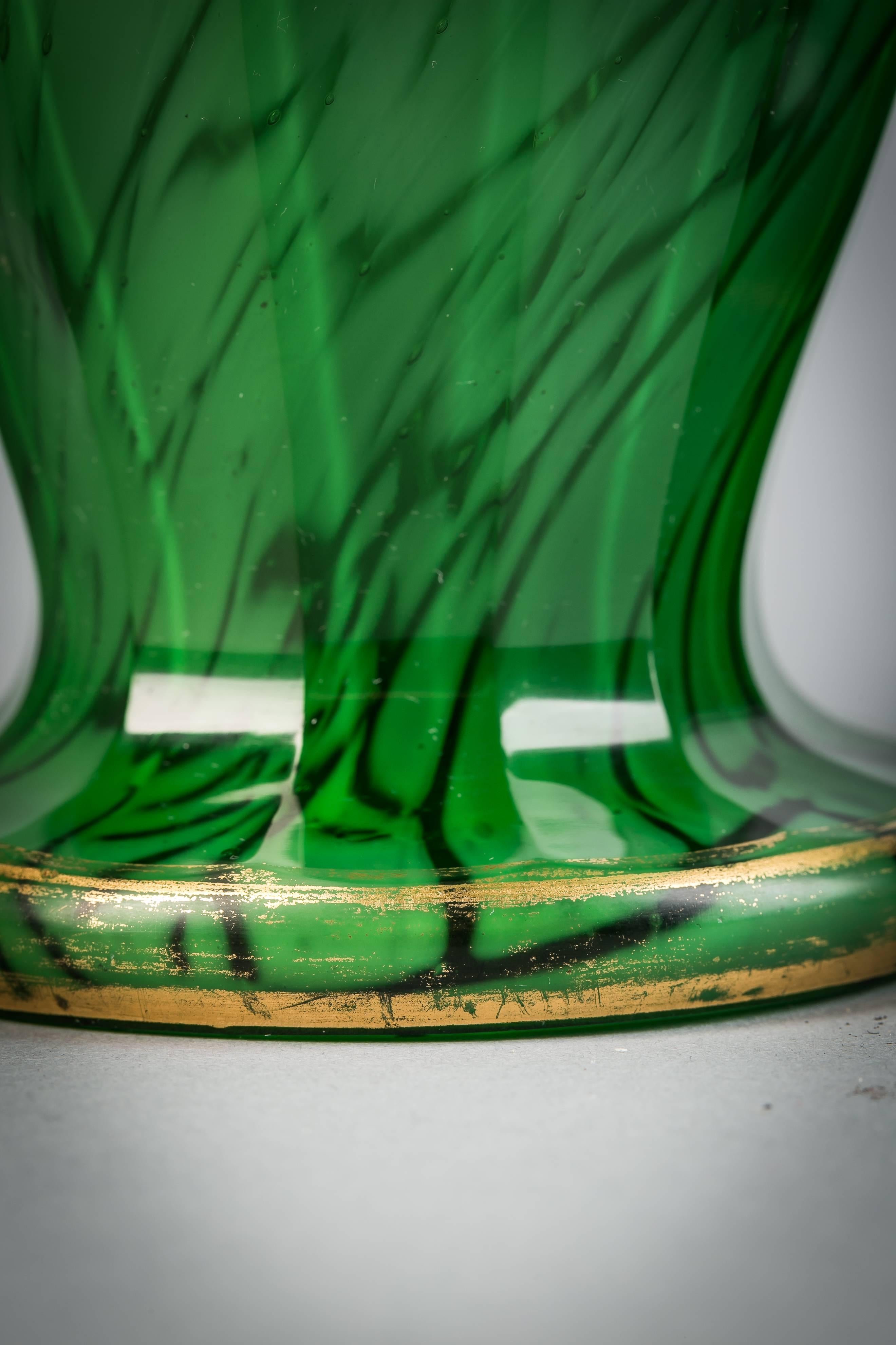 Coppia di vasi in vetro verde e dorato di Boemia, 1840 circa In condizioni buone in vendita a New York, NY