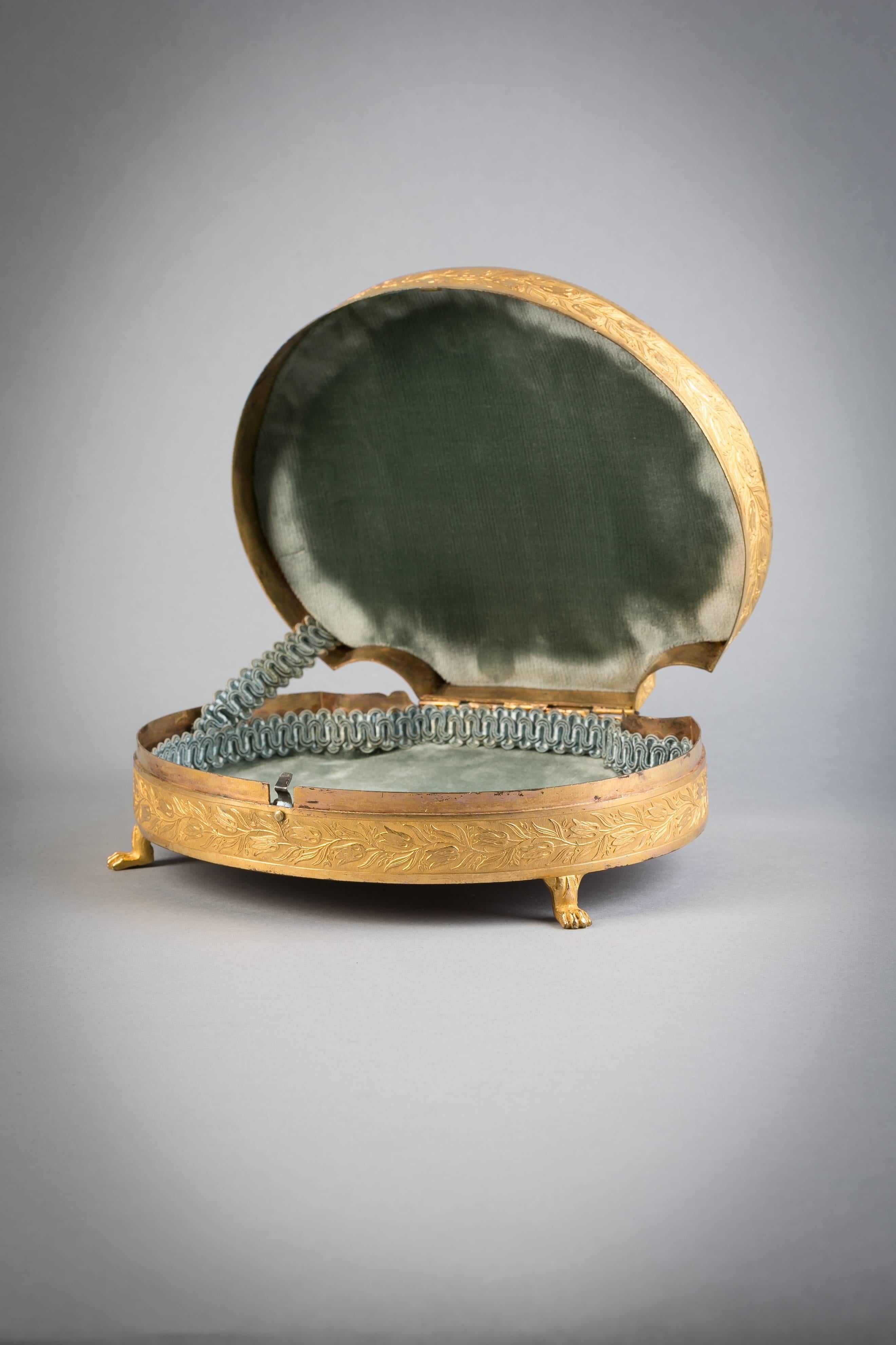Gilt Bronze and Mother-of-pearl Shell Shaped Box, Palais Royale, circa 1810 In Excellent Condition For Sale In New York, NY