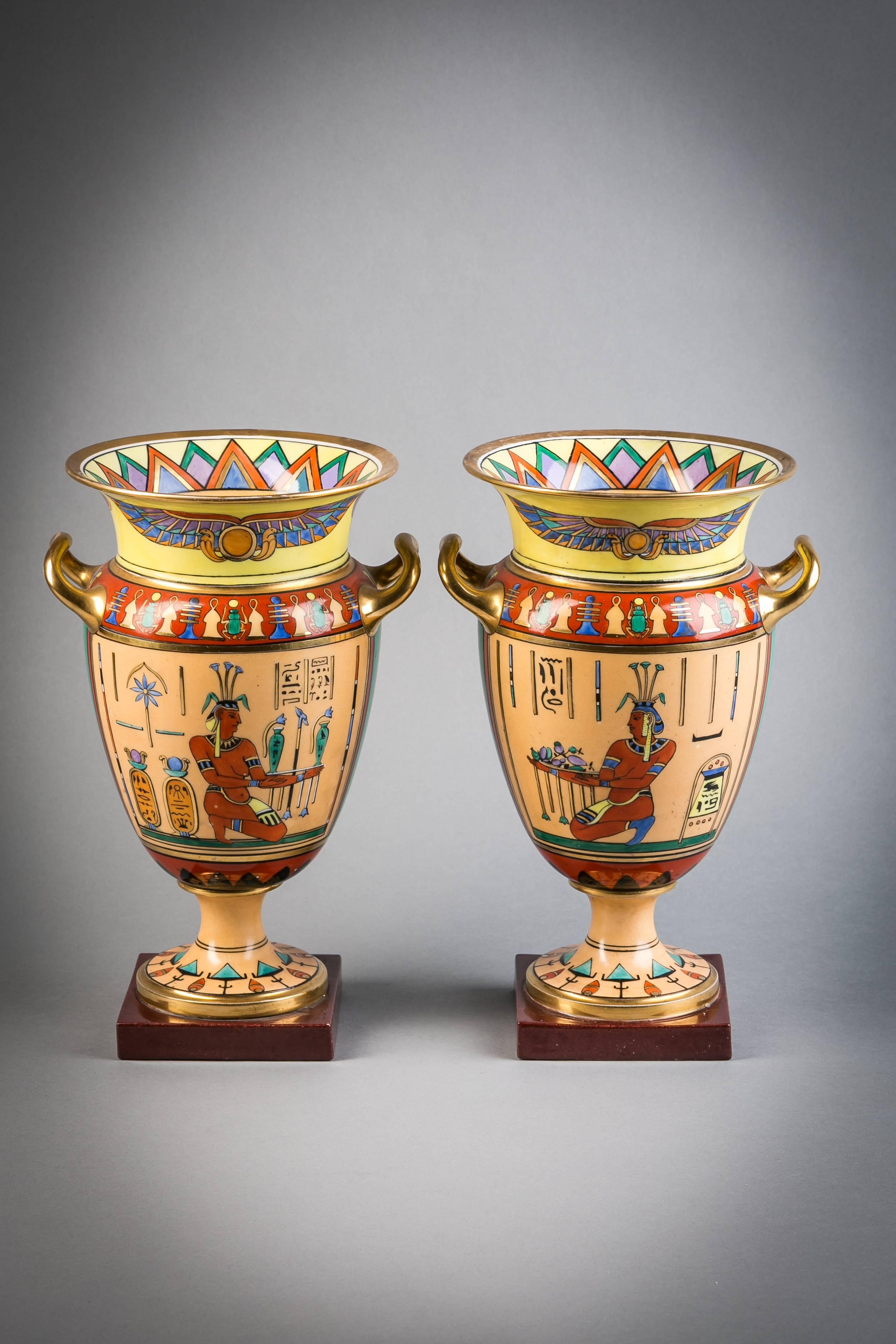 Paire de vases à motif égyptien en porcelaine de Paris, vers 1860.