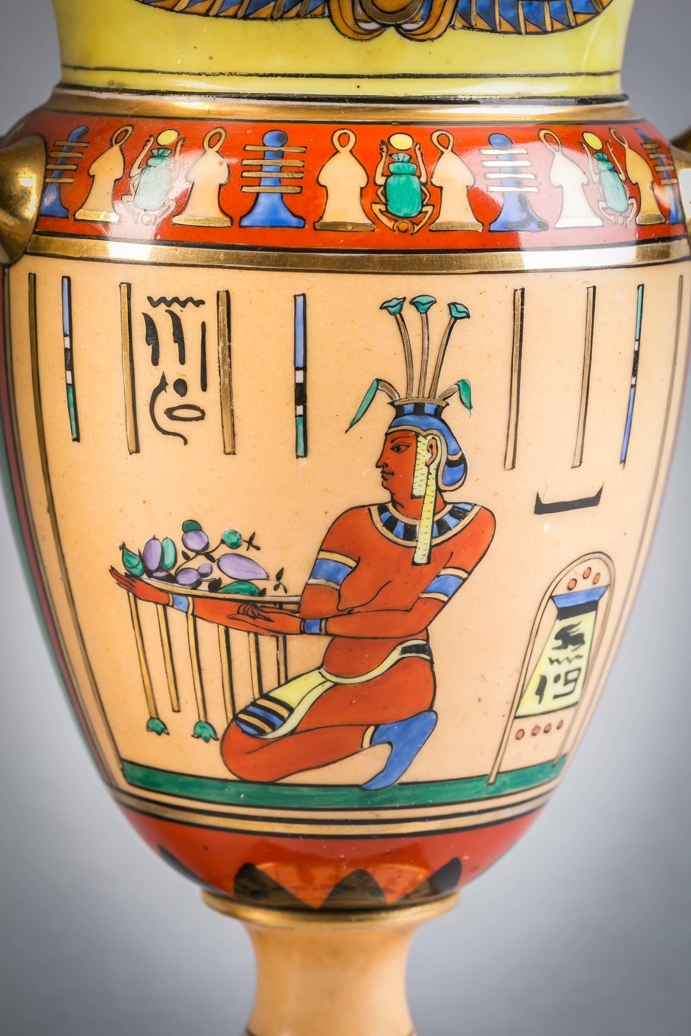 Français Paire de vases en porcelaine de Paris à motif égyptien, vers 1860 en vente
