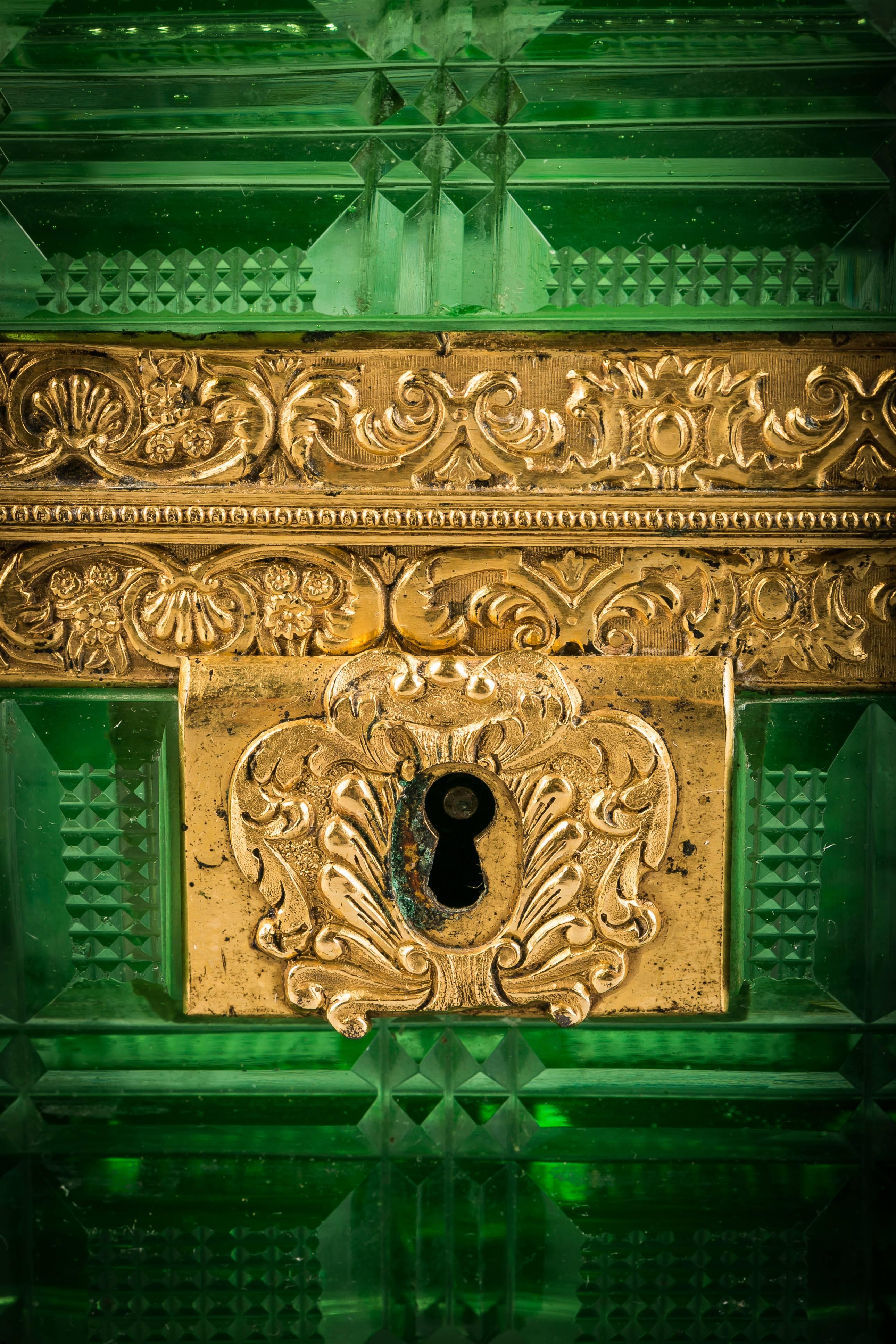 Große Schachtel aus Bronze und grünem Glas, russisch, um 1825 (Russisch) im Angebot