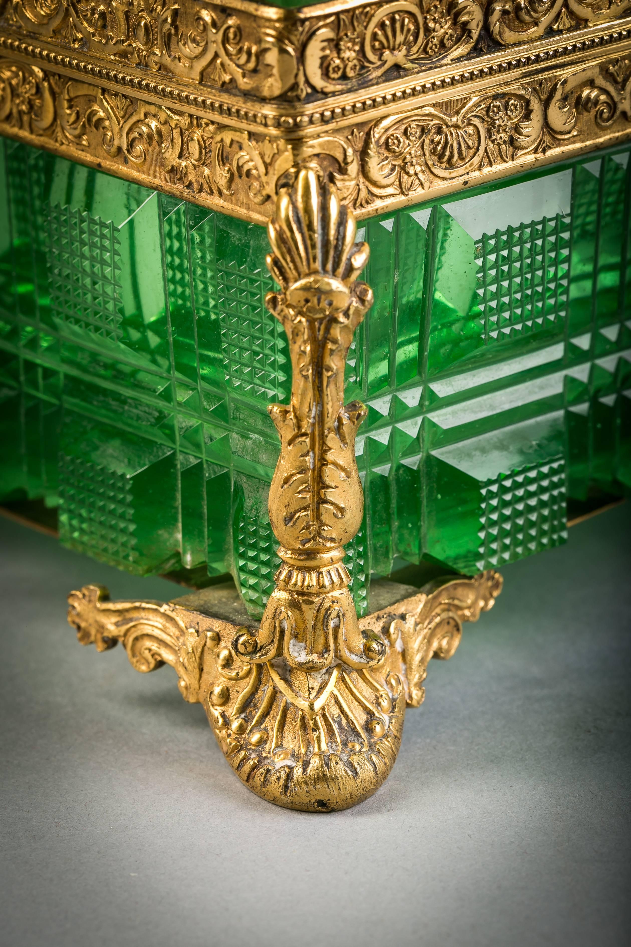 Gran caja de bronce y cristal verde, rusa, hacia 1825 en Bueno estado para la venta en New York, NY