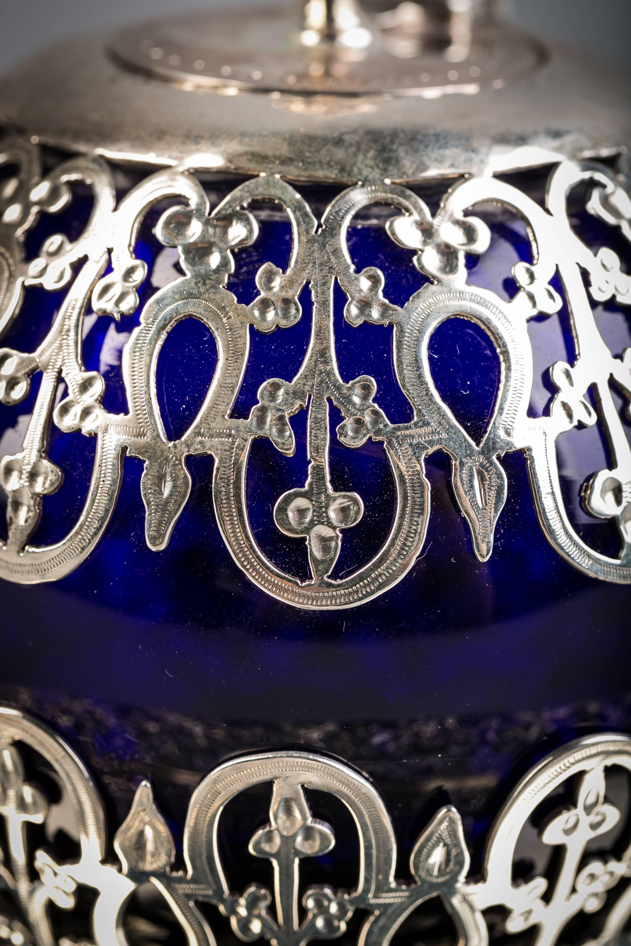 English Victorian Silver and Blue Glass Inkwell In Good Condition For Sale In New York, NY