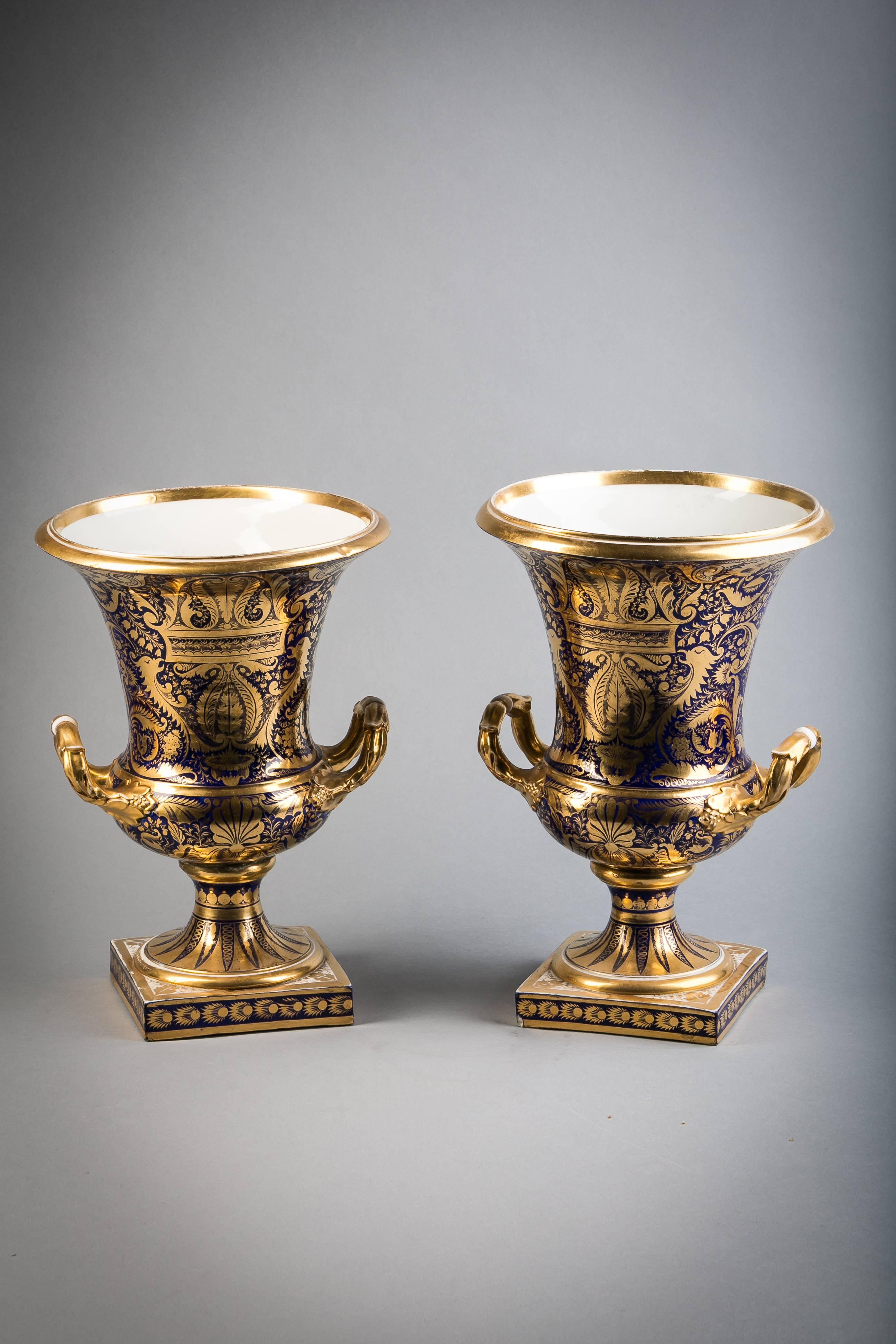 Coppia di vasi in porcellana inglese, Derby, circa 1820 con conchiglie.