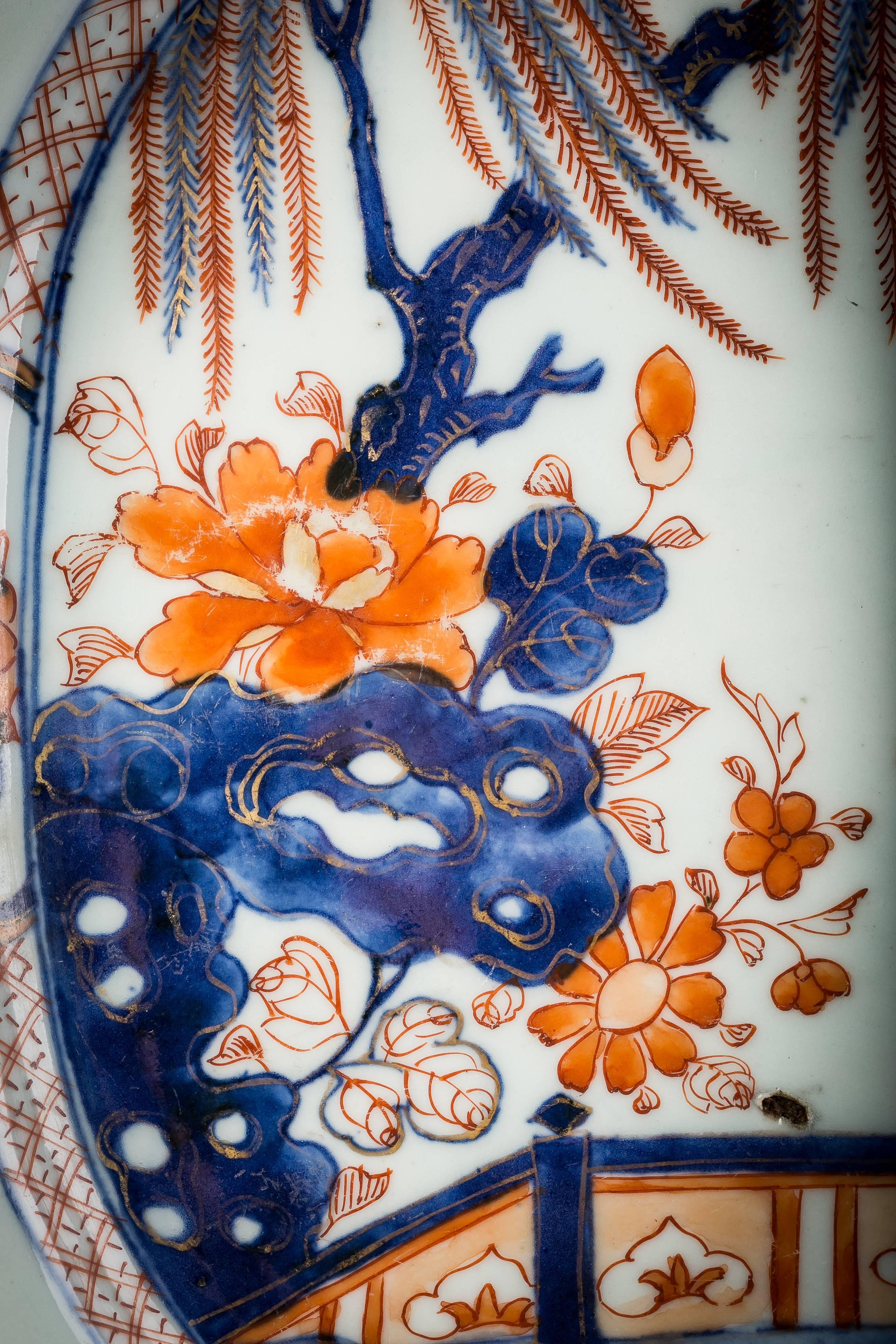 Chinesische achteckige Unterglasurplatte im chinesischen Exportstil in Blau und Polychrom, um 1800 im Zustand „Gut“ im Angebot in New York, NY