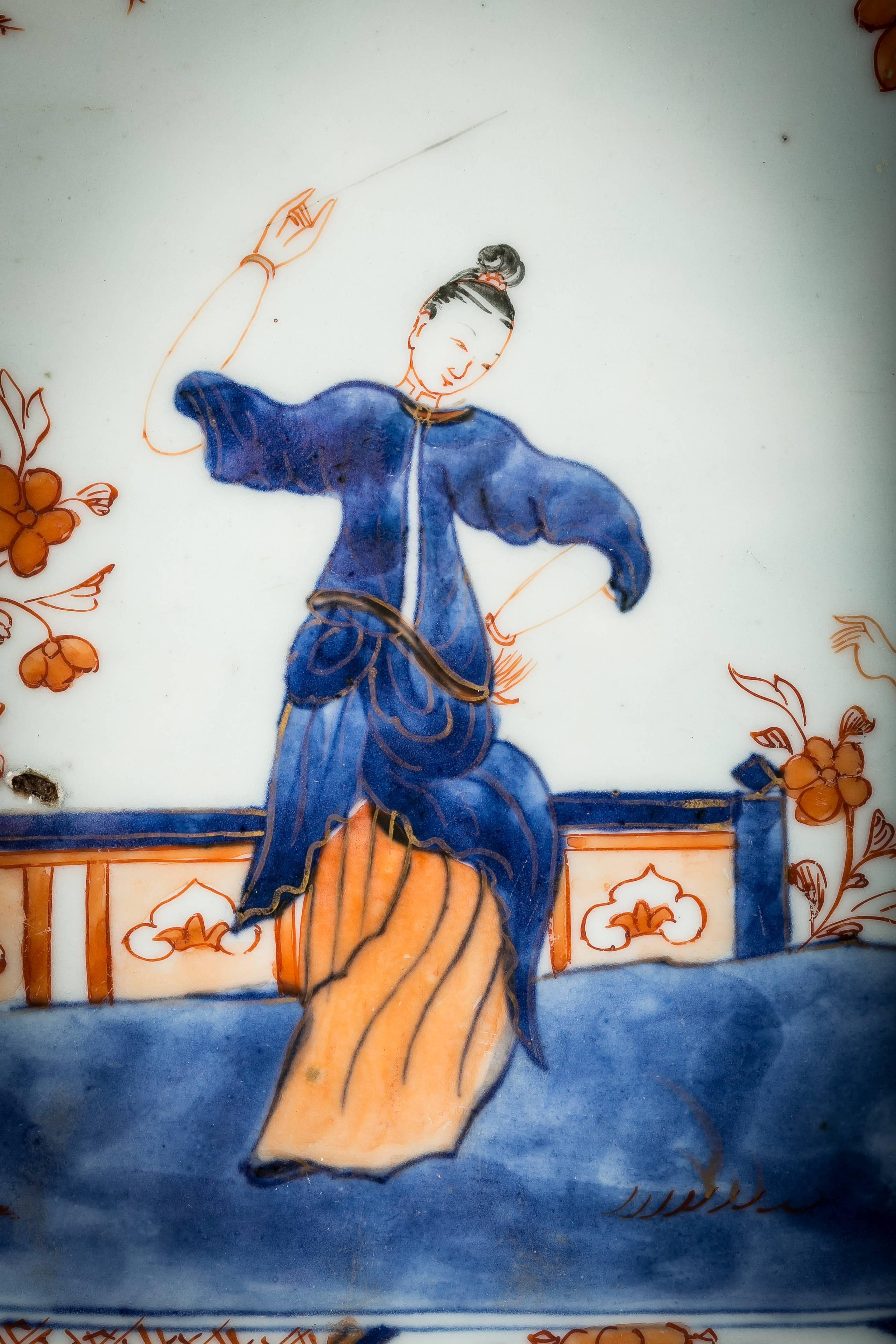Chinesische achteckige Unterglasurplatte im chinesischen Exportstil in Blau und Polychrom, um 1800 (19. Jahrhundert) im Angebot