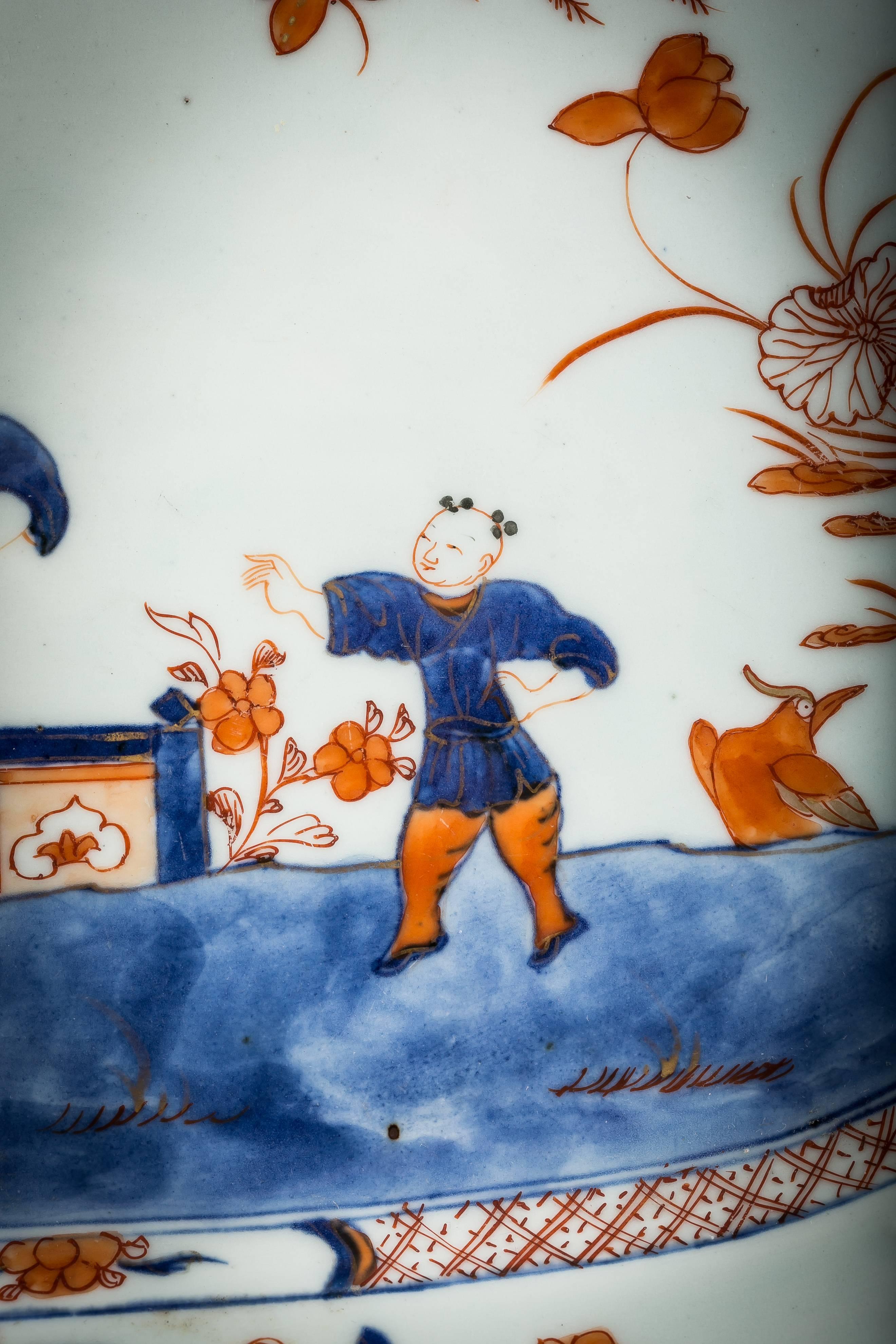 Chinesische achteckige Unterglasurplatte im chinesischen Exportstil in Blau und Polychrom, um 1800 (Porzellan) im Angebot