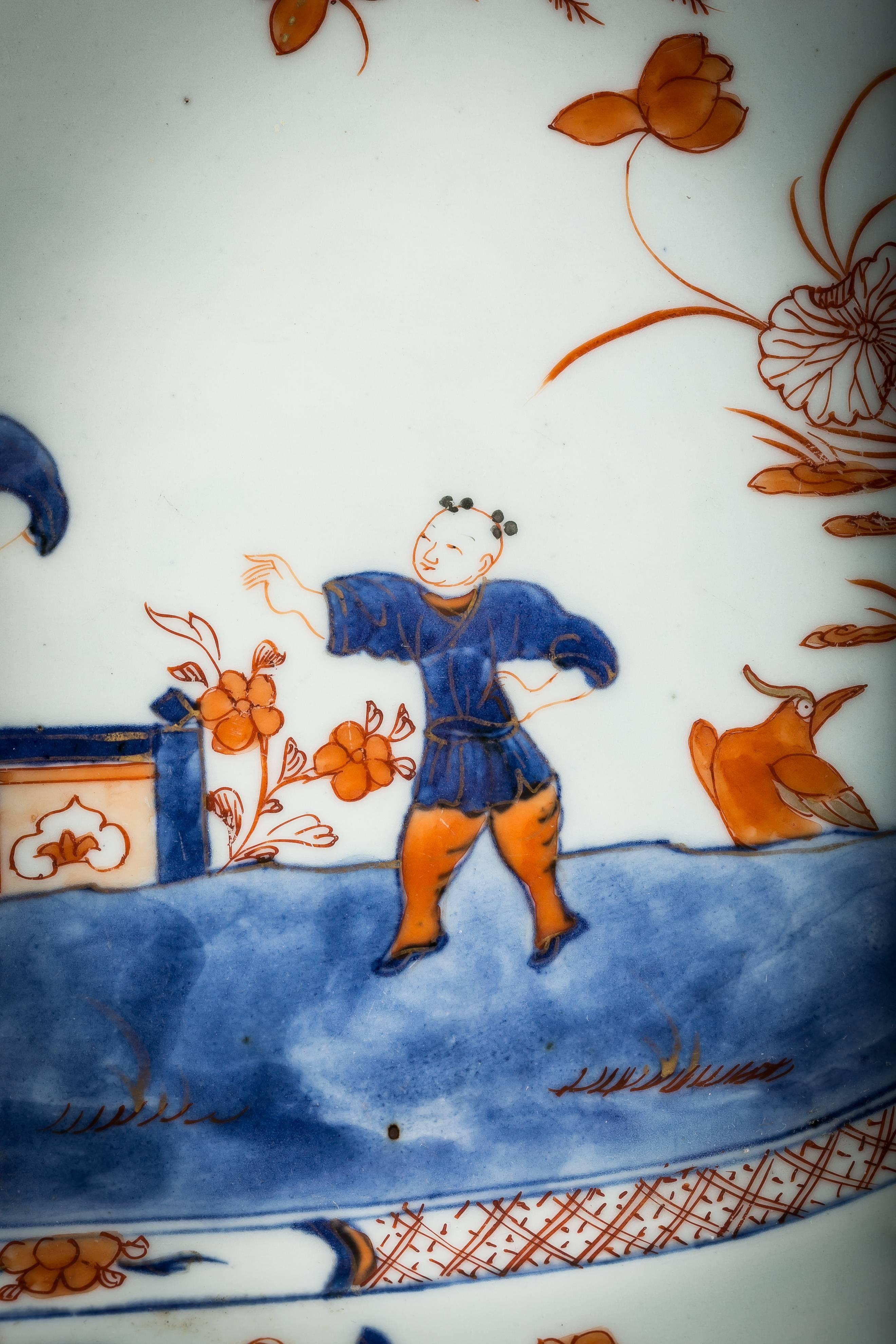 XIXe siècle Plat octogonal d'exportation chinoise sous glaçure bleu et polychrome, vers 1800 en vente