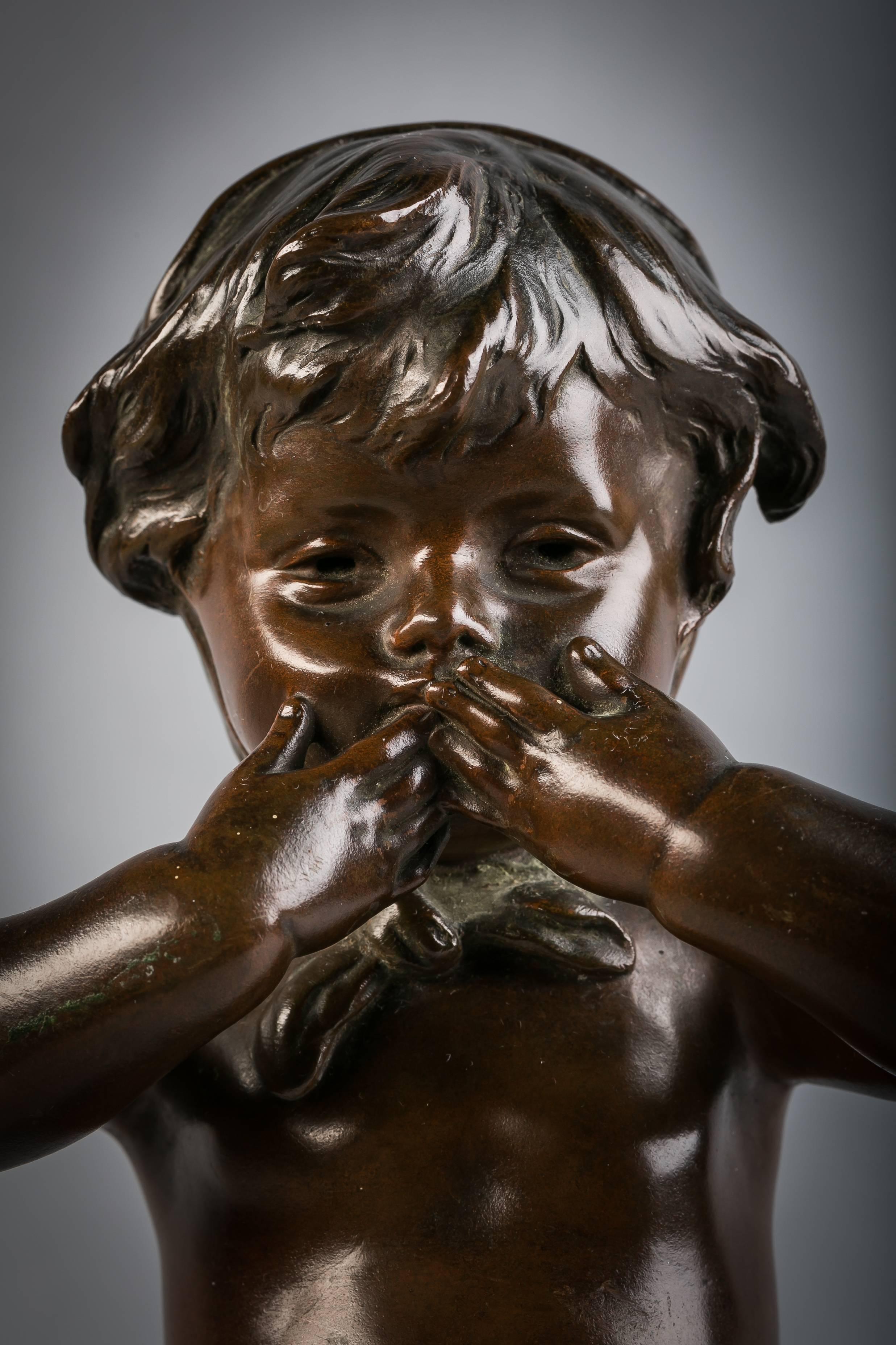 Escultura de bronce de un niño soplando un beso, hacia 1875 Francés en venta