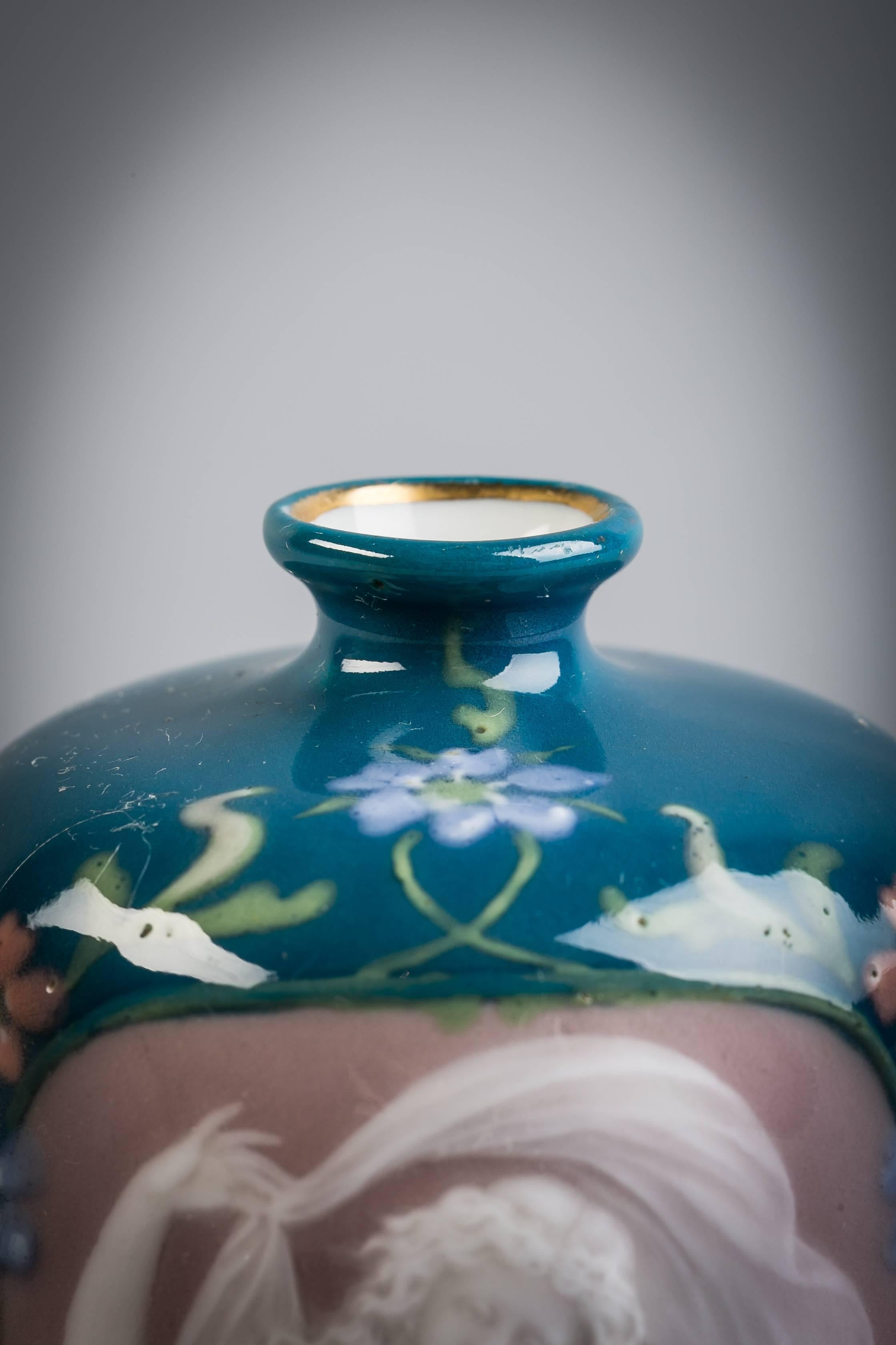 Vaso a bocciolo in porcellana tedesca Pate-Sur-Pate, 1900 circa.