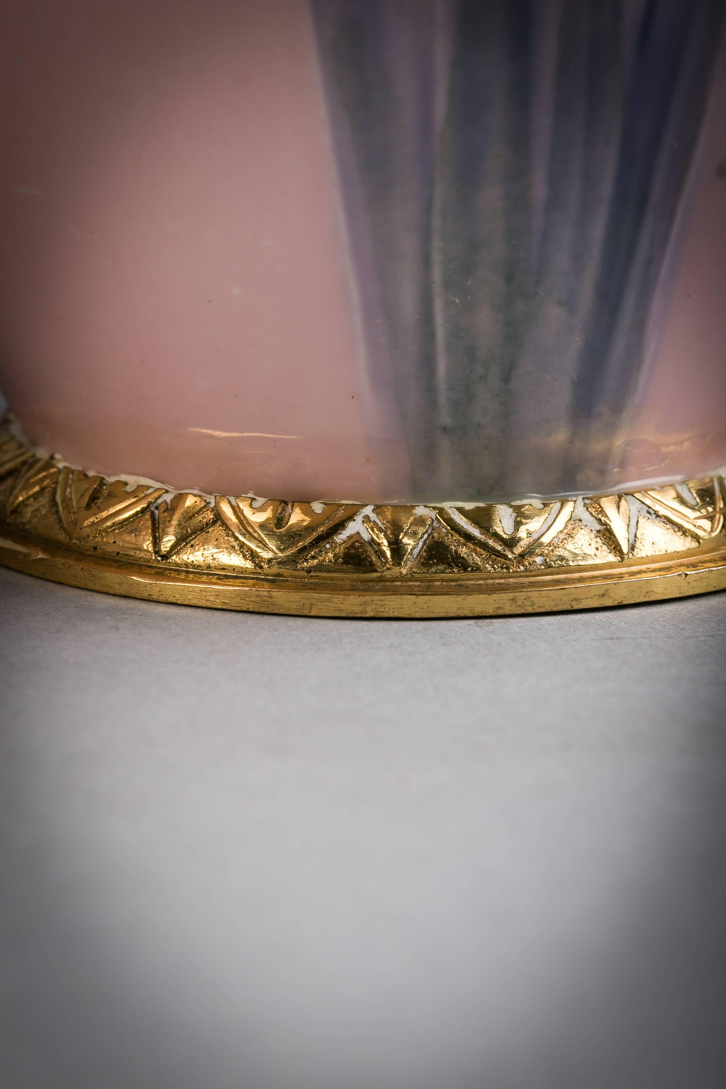 Paire de vases Pate-Sur-Pate en porcelaine anglaise montée sur bronze doré, vers 1900 Bon état à New York, NY