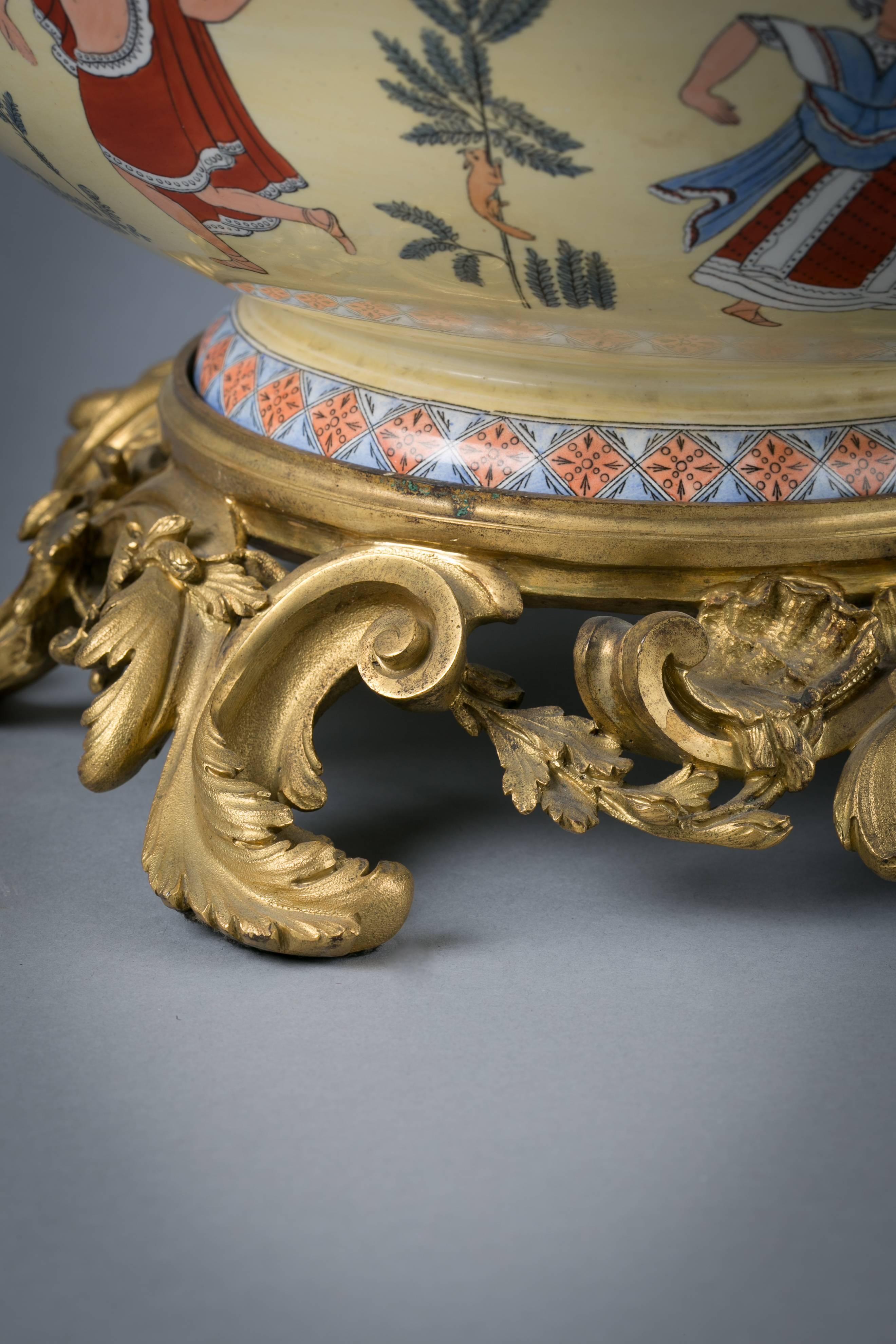 Milieu du XIXe siècle Grand bol lobé en porcelaine anglaise monté sur bronze, Copeland Garrett, datant d'environ 1835 en vente