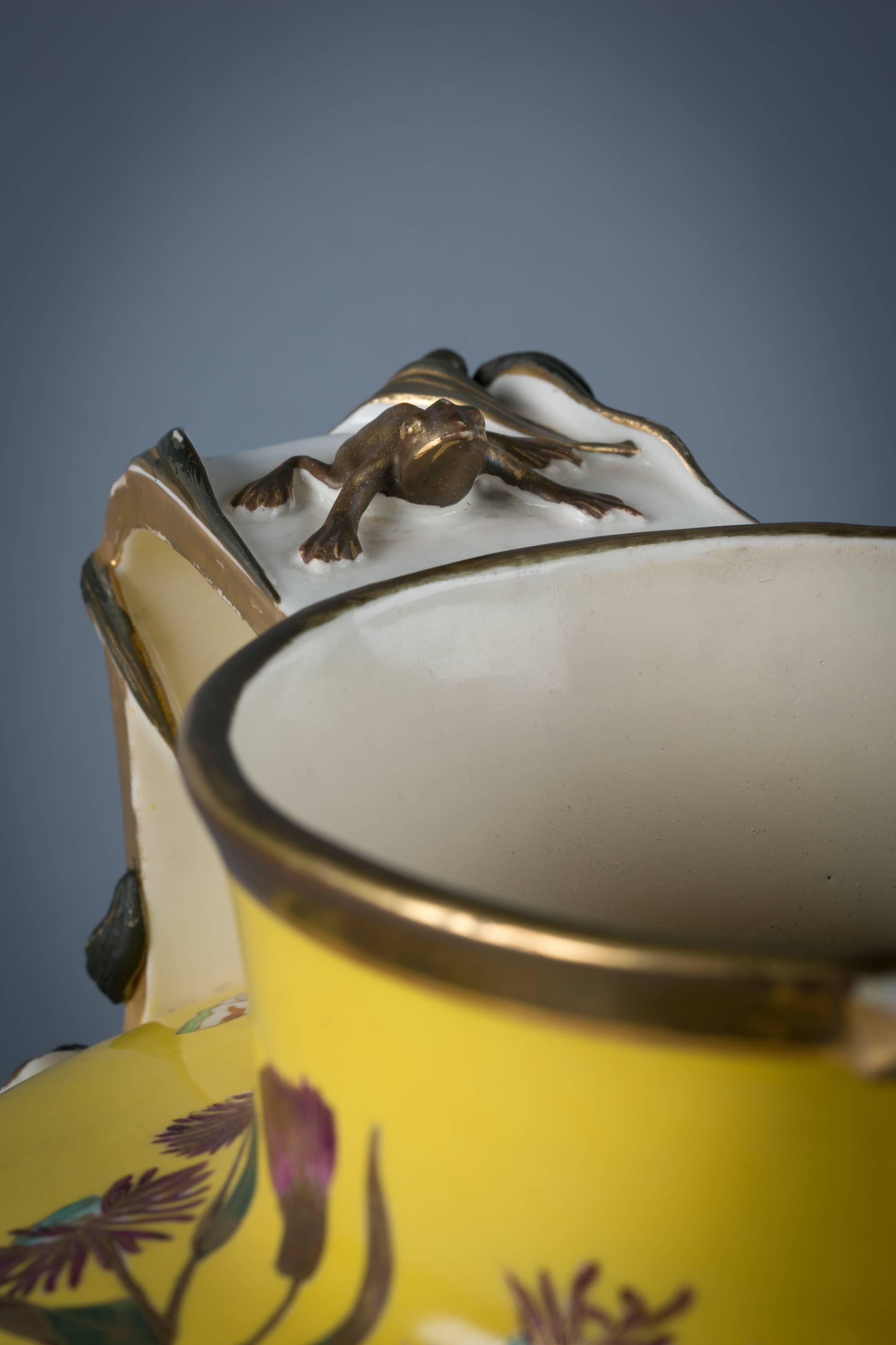 XIXe siècle Vase japonais en porcelaine anglaise à fond jaune, Royal Worcester, daté de 1883 en vente