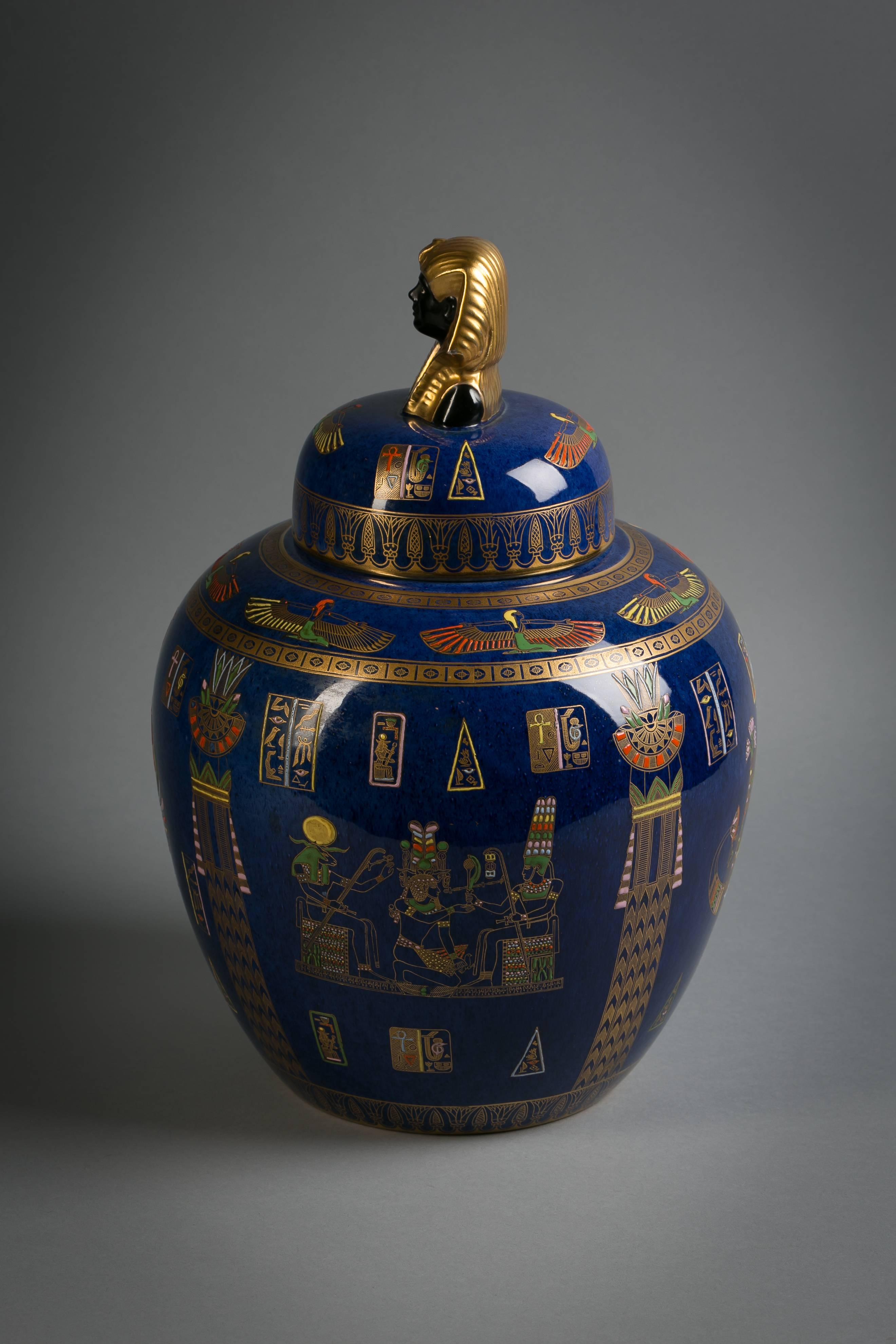 Vase à couvercle Tutenkamun de Carlton Ware, vers 1920 Excellent état - En vente à New York, NY