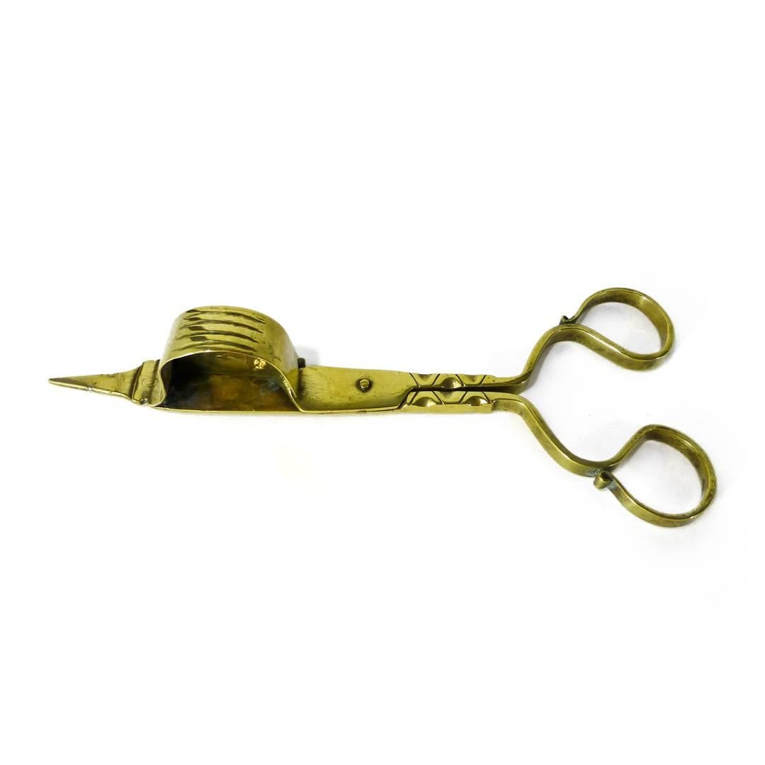 Fine pair of 17th century German brass snuffers. Clover Maker’s mark on blade, circa 1685.

Measures: Length 6 1/4?
Width 2 5/8?
Height 1?.