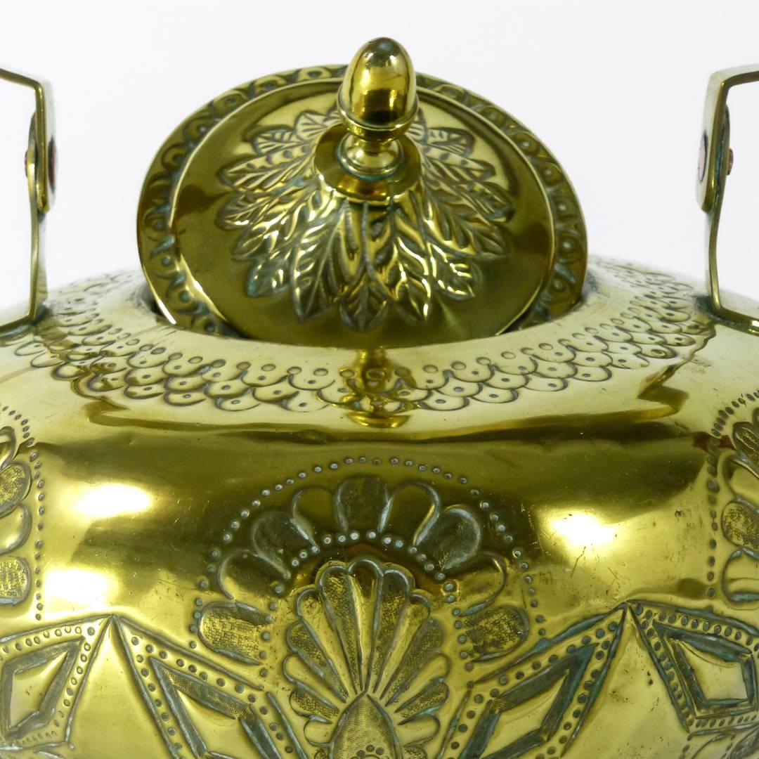Dutch Brass Kettle with Repousse Decoration, circa 1765 In Good Condition For Sale In Ambler, PA