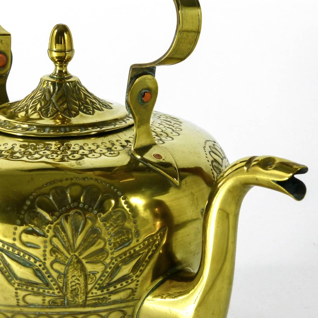 Dutch Brass Kettle with Repousse Decoration, circa 1765 For Sale 1