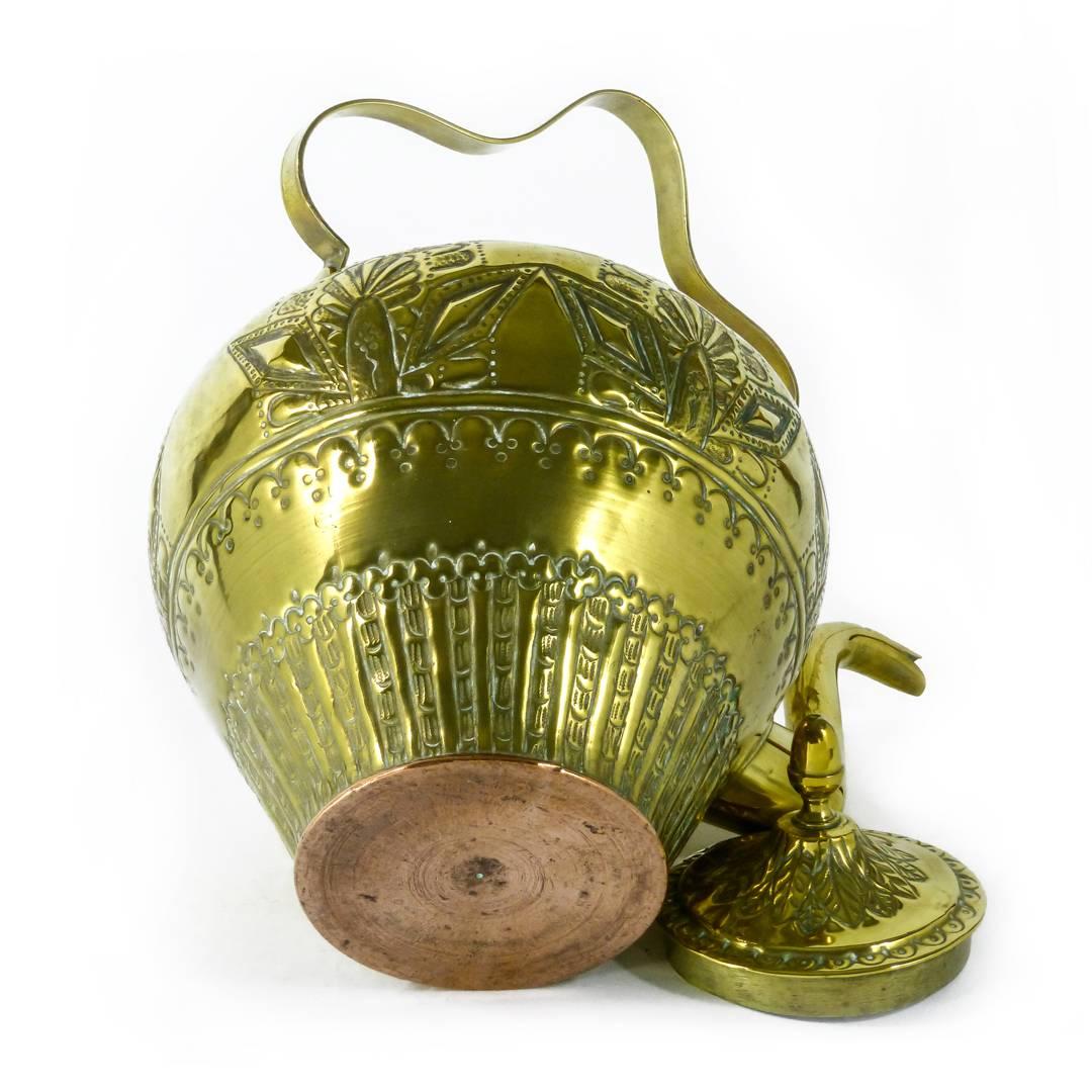 Dutch Brass Kettle with Repousse Decoration, circa 1765 For Sale 5