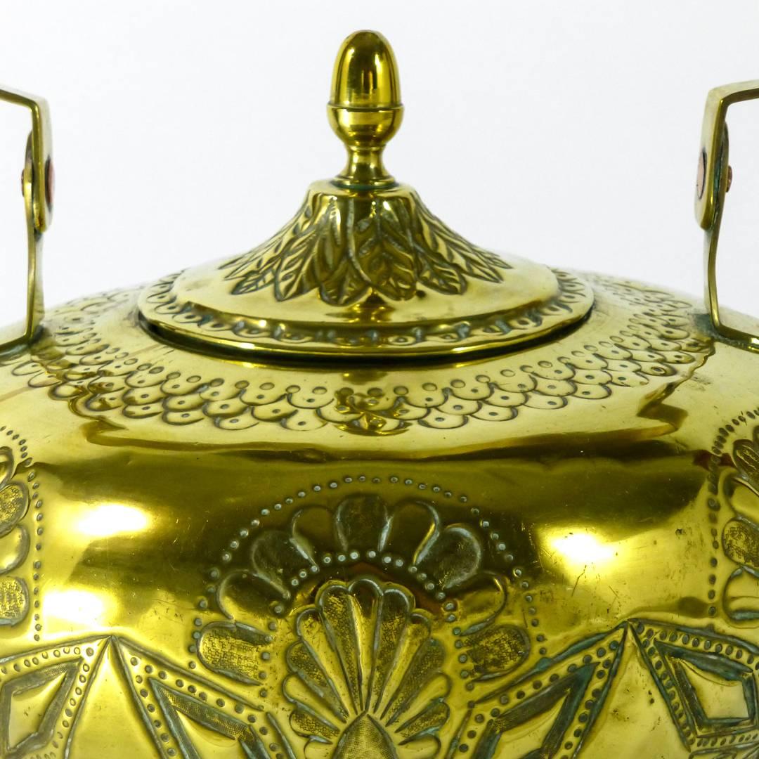 Dutch Brass Kettle with Repousse Decoration, circa 1765 For Sale 2