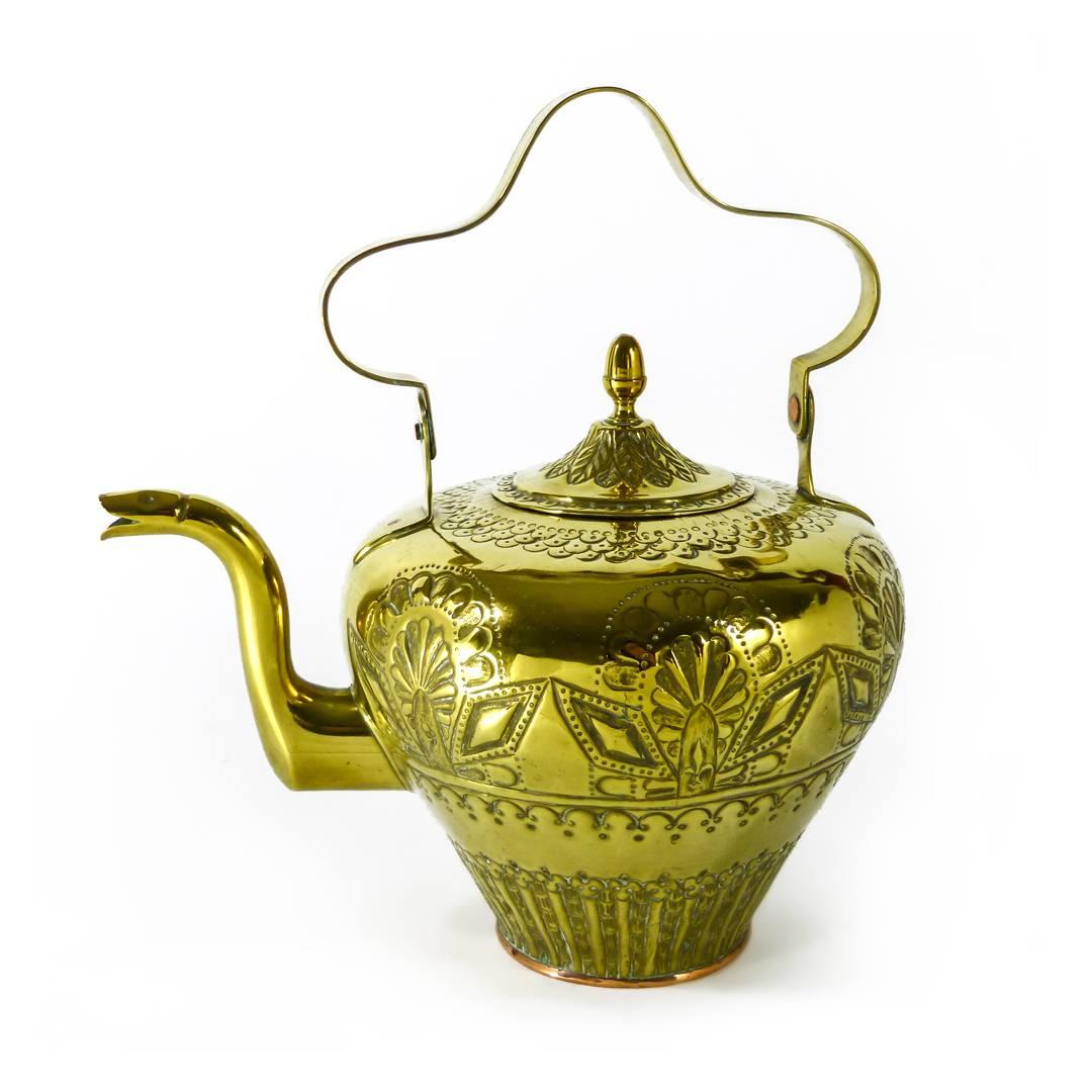 Dutch Brass Kettle with Repousse Decoration, circa 1765 For Sale 3