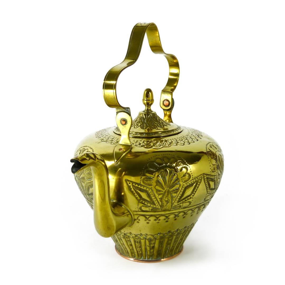 Dutch Brass Kettle with Repousse Decoration, circa 1765 For Sale 4
