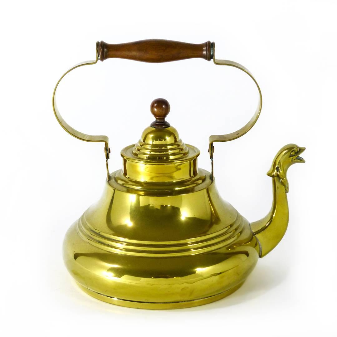 Dutch brass serpent spout kettle. Swing handle, circa 1725.
Measures: Height 9 3/4″.
DOB: 7 1/4″.