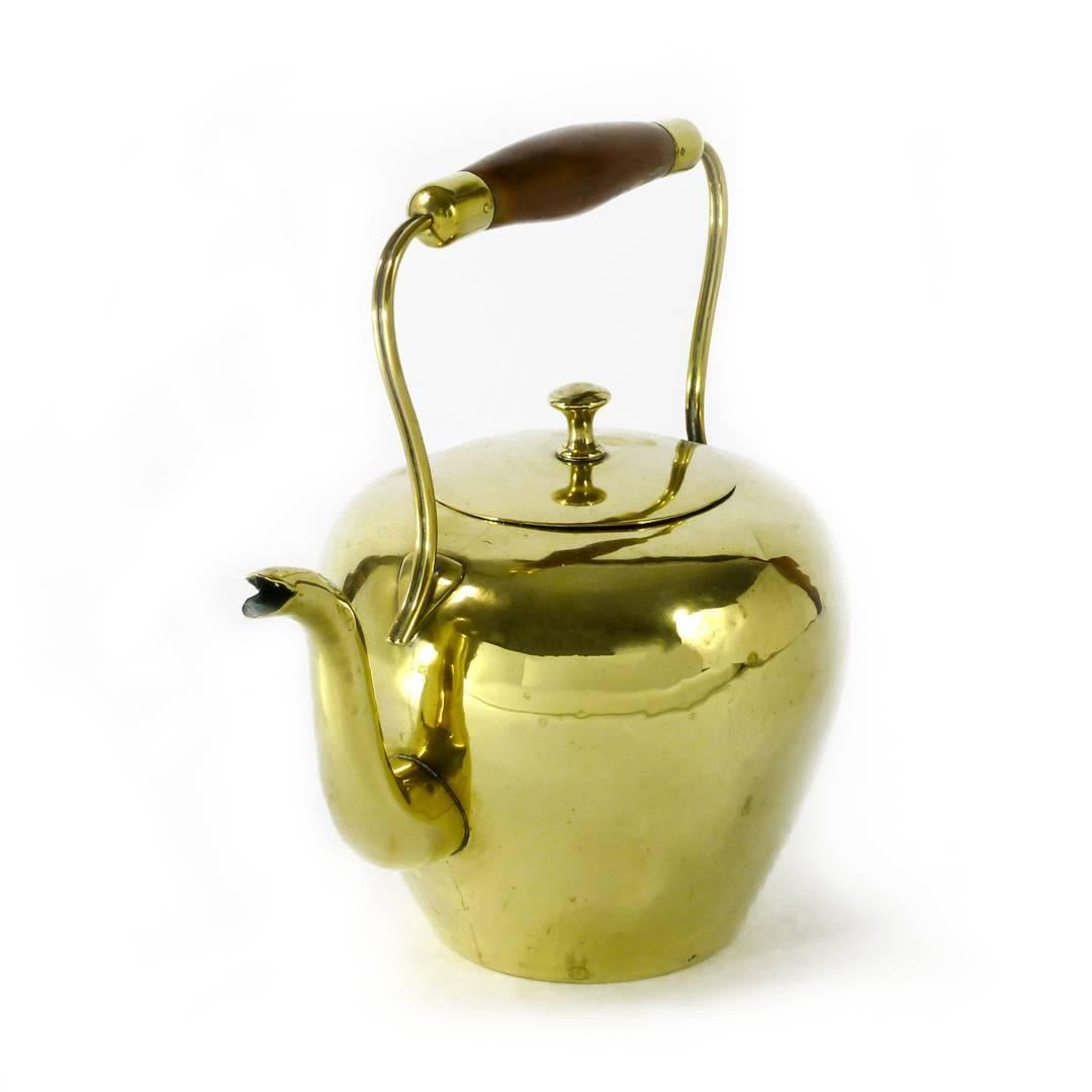 Dutch Brass Kettle, circa 1800 In Good Condition For Sale In Ambler, PA