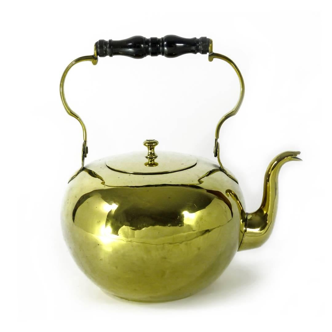 French brass kettle with swing ebony handle, circa 1750.
Measures: Height 11 3/4″.
DOB: 5″.