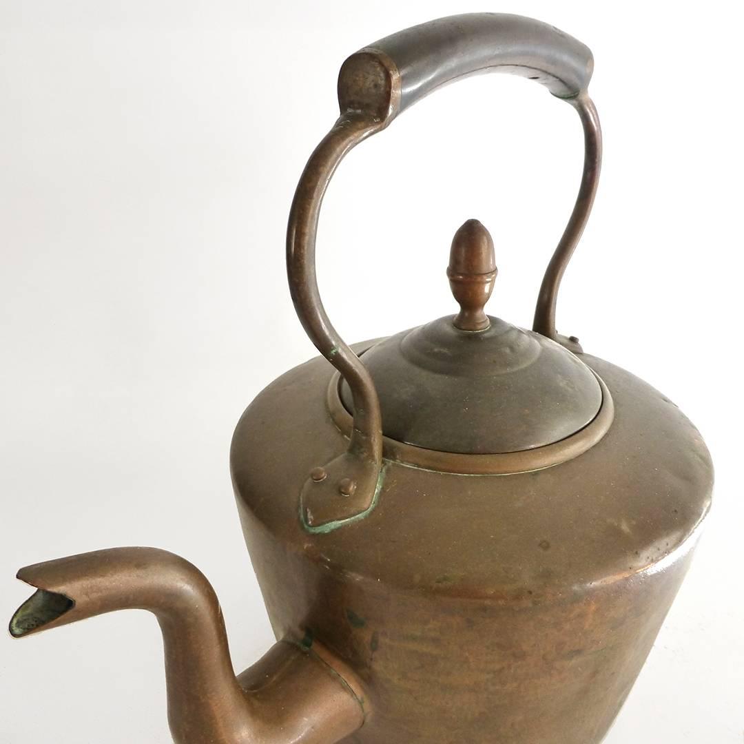 English copper kettle, circa 1875. Acorn finial. Six pint capacity.

Unusual curved tubular handle. Dovetailed.

Measures: Height 10 7/8″.
DOB: 6