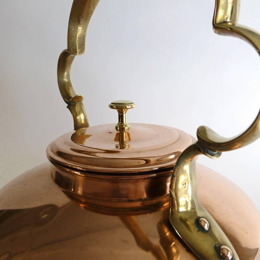 Large English Copper Teapot, circa 1820 In Good Condition For Sale In Ambler, PA