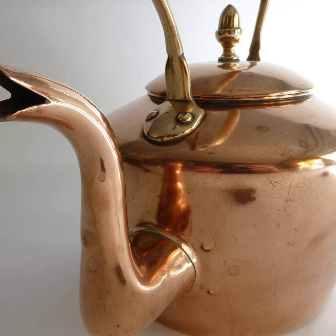 English copper kettle. Cast handle. Double spurs. Dovetailed, circa 1780. Small repair on base. Measures: Height 11 3/4″, DOB 7 1/4″.