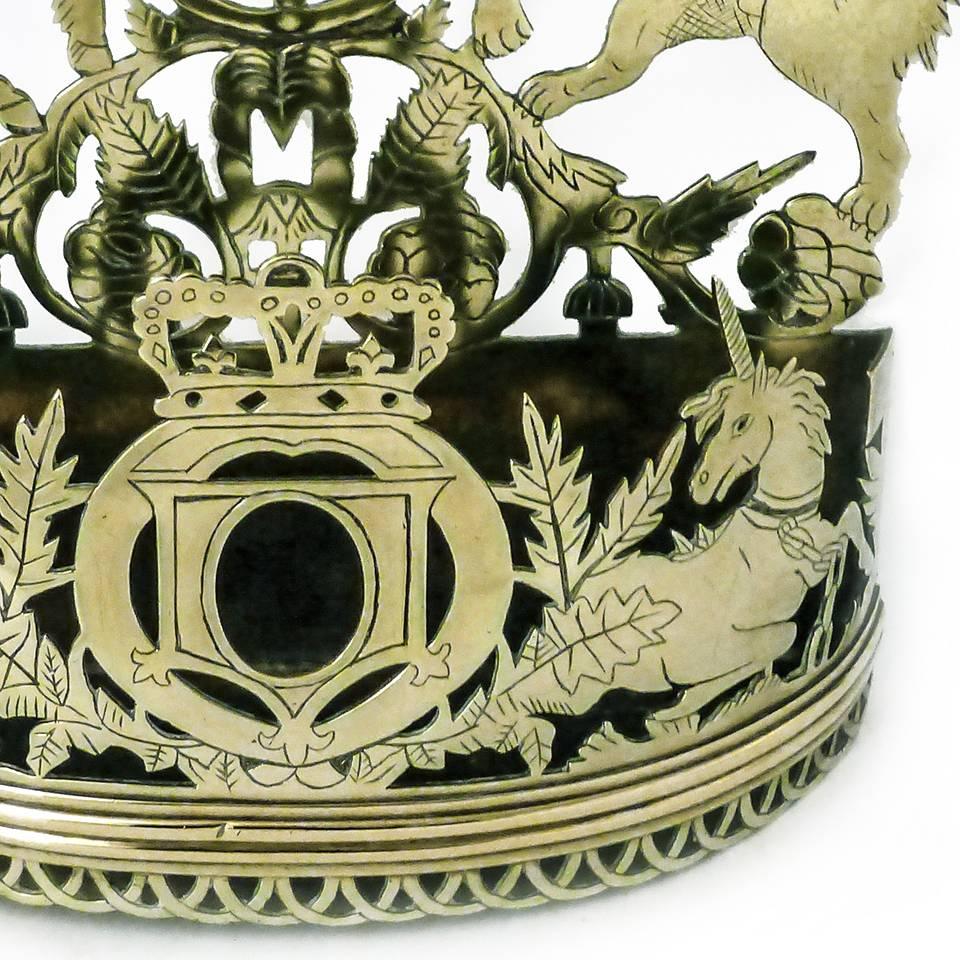 Very rare pierced brass wall pocket with Scottish coat of arms, circa 1880.

(Royal coat of arms of England Reversed, unicorn on the left).

Fantastic condition. 
Height: 11 1/2″, width 9 3/4″, depth 2 7/8.