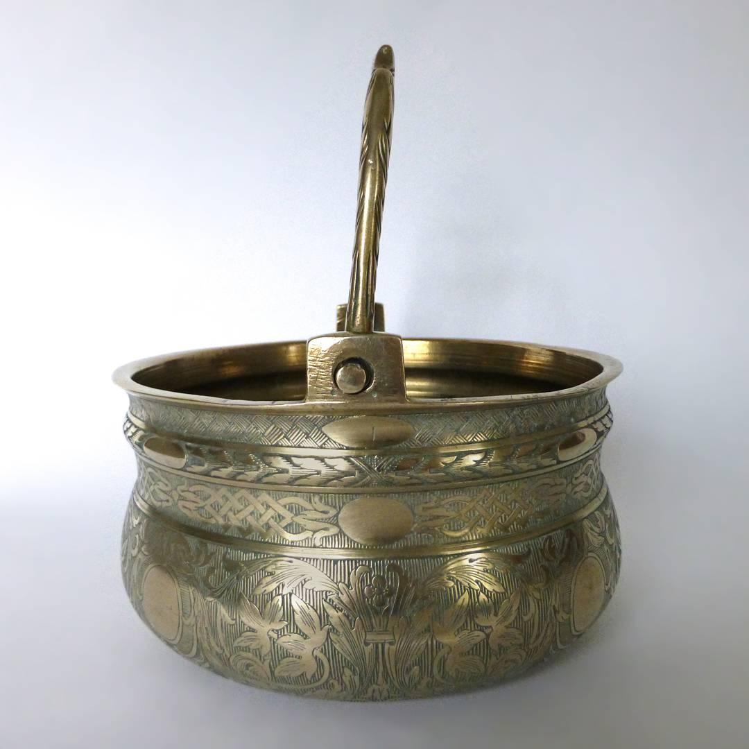 16th Century, Italian Bronze Bucket 'Situla' with Swing Handle, circa 1525 In Good Condition For Sale In Ambler, PA