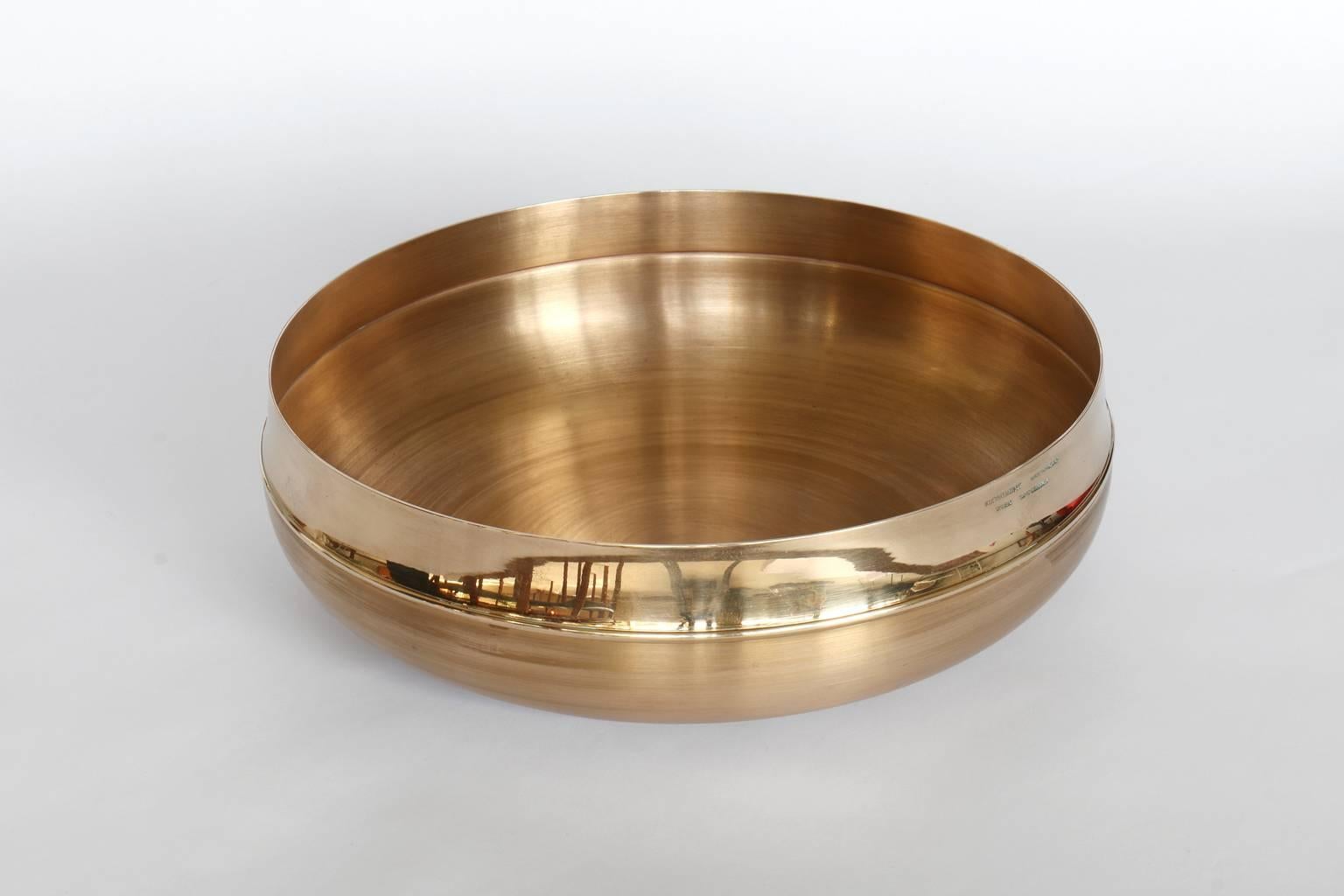 Designed in 1971.
Model TW446.
Handmade in bronze.
Signed with maker's mark.

A gorgeous vintage bronze bowl designed by legendary finish designer Tapio Wirkkala and manufactured by Kultakeskus Oy. This is the largest size produced in this