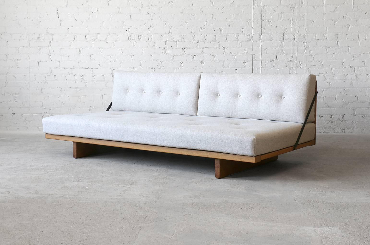Model 192
Uncommon design
Solid oak frame
New Kvadrat Divina Melange wool.

A large #192 daybed by Børge Mogensen for Fredericia. The perfect piece for lounging! The daybed frame is constructed of solid white oak and the spring form cushions