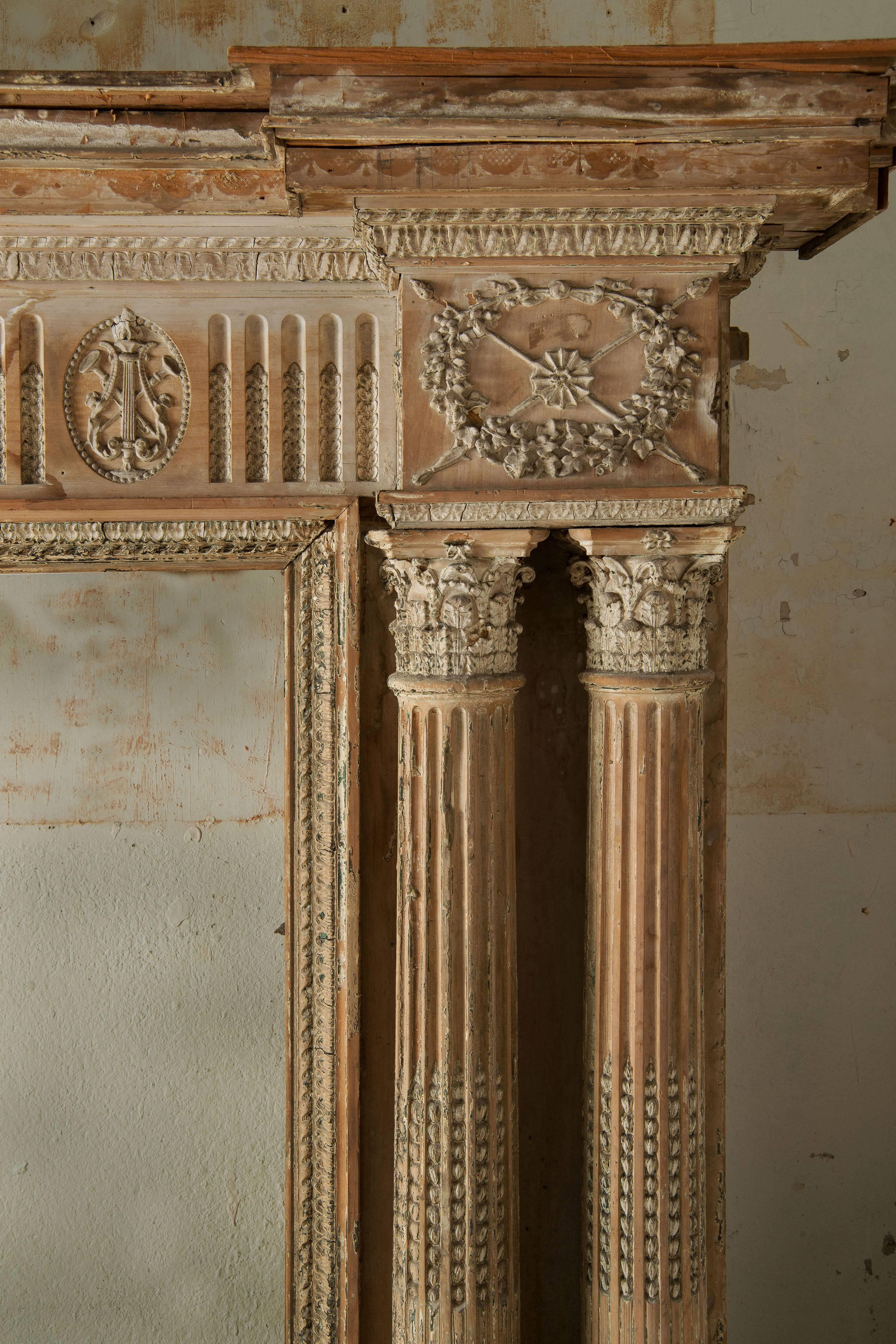 English Fireplace in Wood and Pitch Pin, Late 18th-Early 19th Century In Good Condition For Sale In Paris, FR