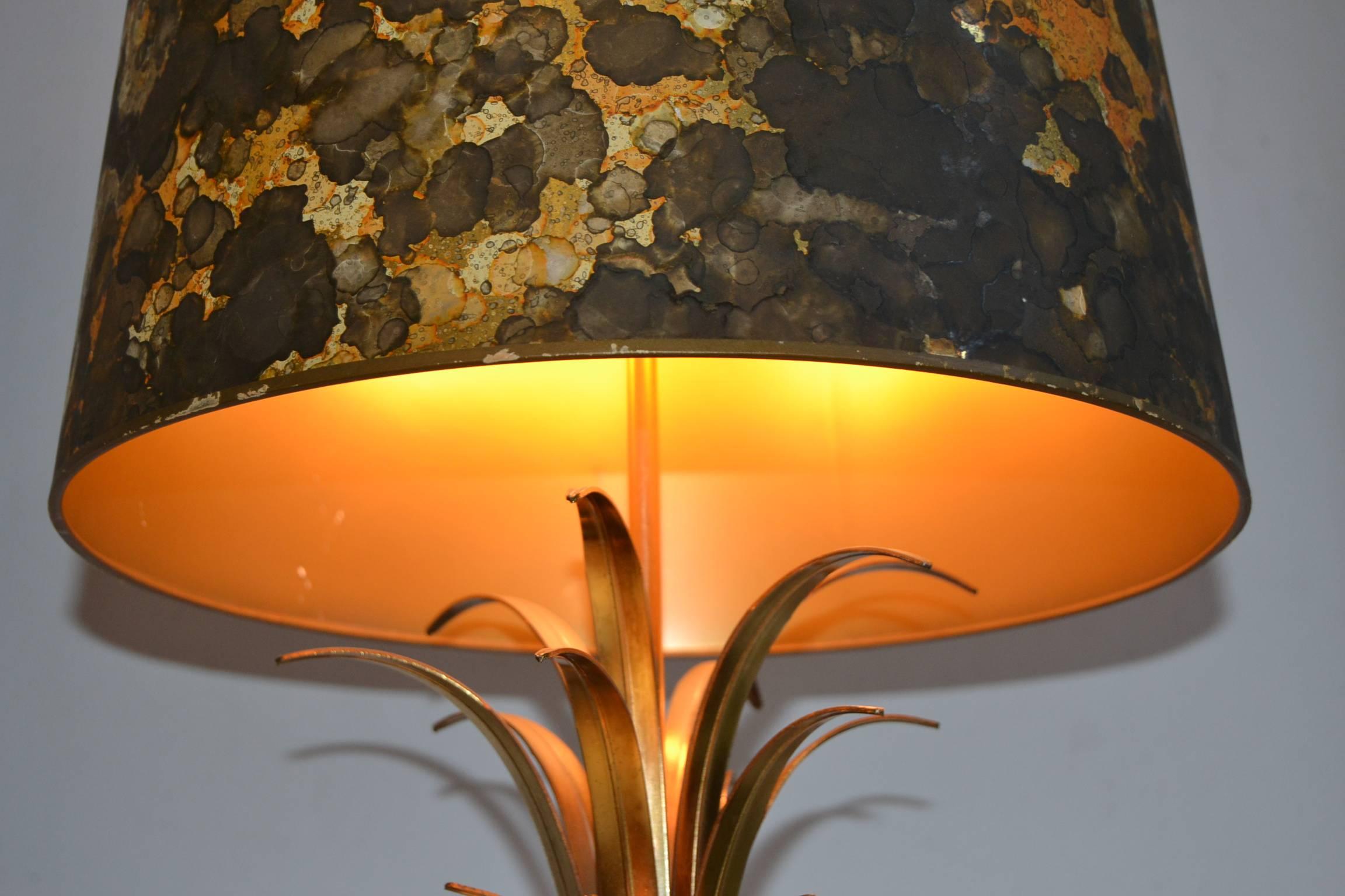 Tischlampe mit Ananasblättern, brauner und goldener Lampenschirm, Maison Charles-Stil, 1960er Jahre (Französisch)