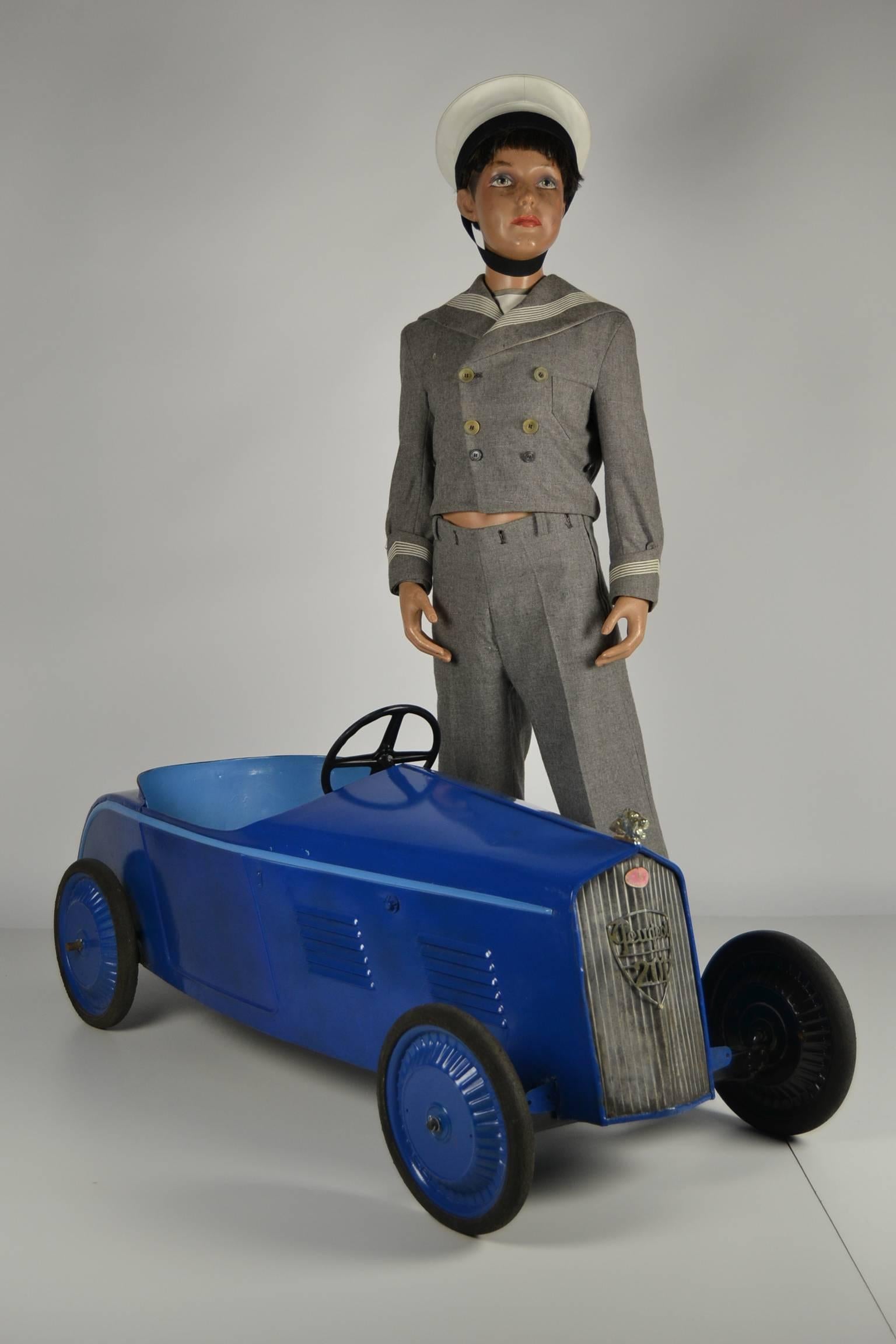 Authentic Pedal Car made by Euréka . 
This French company was already active in the late 19th century 
and started to produce Pedal Cars in1922.
 
This Child's Car is a model produced from 1935 - 1940
and made of solid metal. 
It's a basic