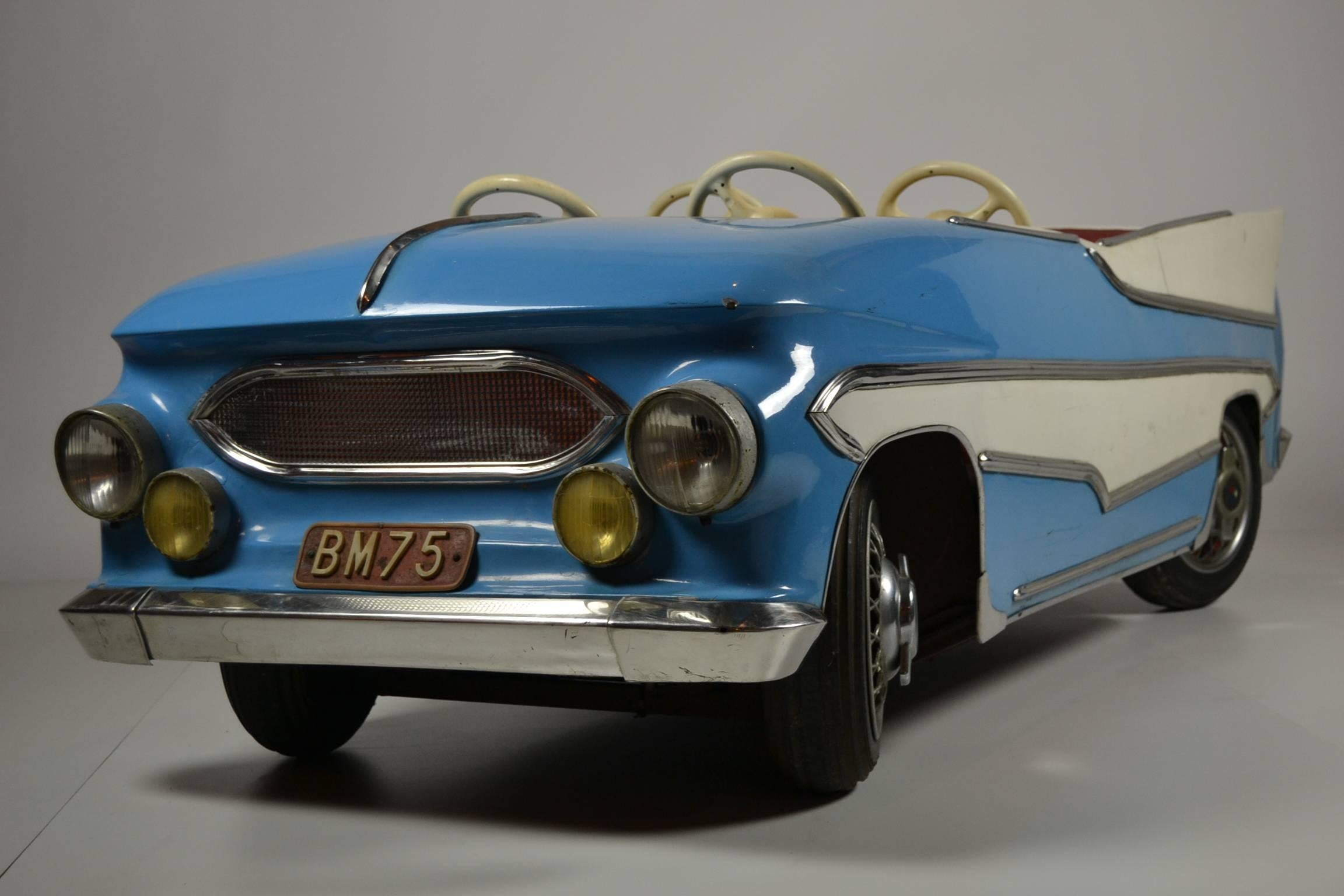 Cool carousel American, 1950s car.
Attributed to the American chevrolet impala, chevy Bel air or vintage buick.
Extra large scale model of a two tones convertible four-seat oldtimer.
Polyester/fiberglass body on metal frame with full rubber tyres