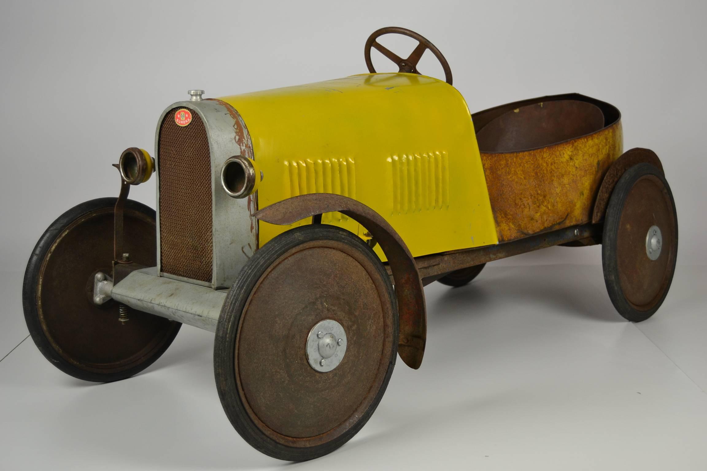 Awesome big pedal car made by Euréka France and produced from 1927-1933. Model Bugatti Sport N°1/27 which is a big sized model. This was a very expensive toy car for that time and could only be bought by the Elite.

It has a metal body and