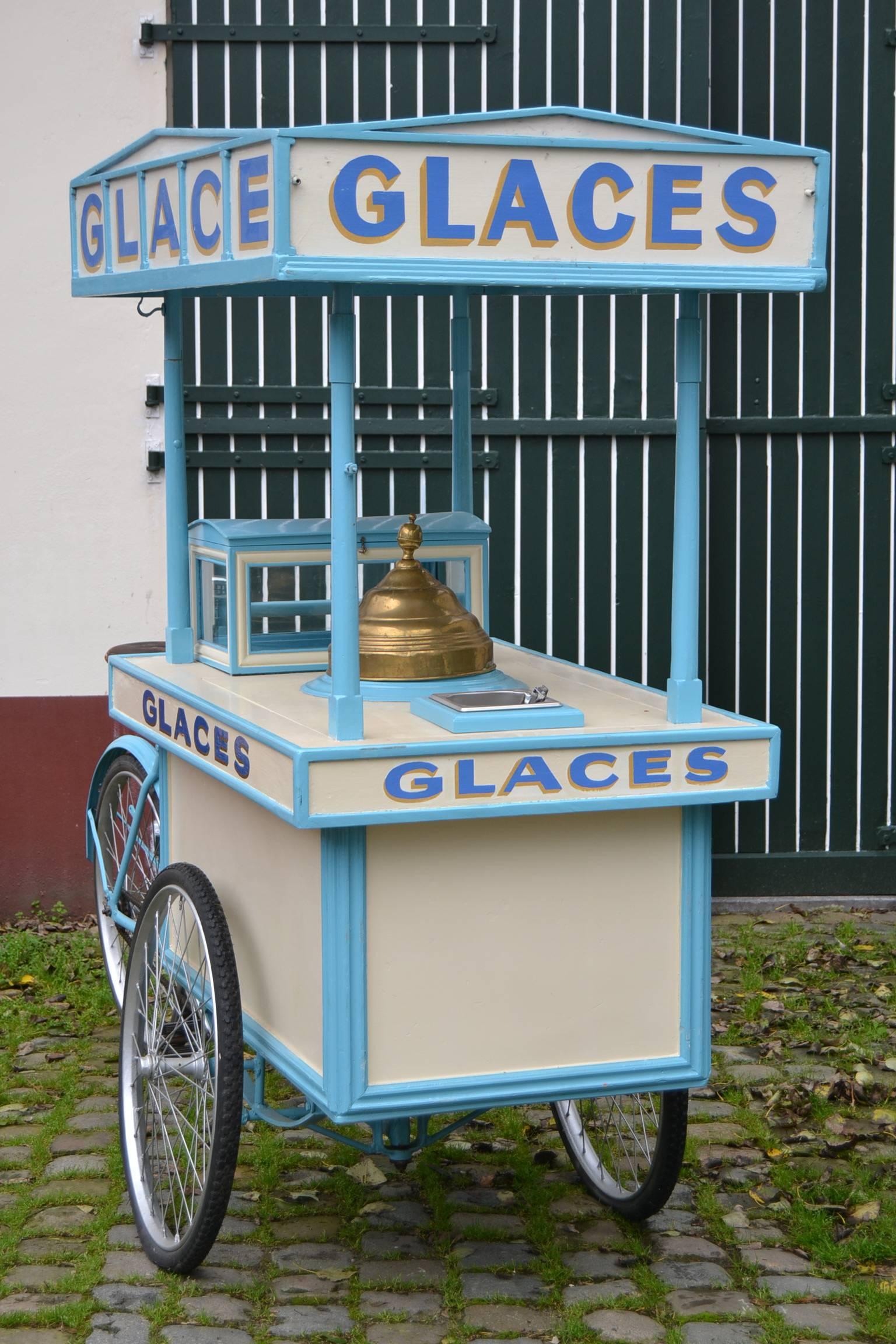 Beautiful vintage ice cream bike made by Juery France in the 1930s, watch the gear ! It's a restored tricycle - ice cream cart, ready for use with old leather Lepper bicycle saddle. The roof top can be removed.
Real eyecatcher / decoration for ice