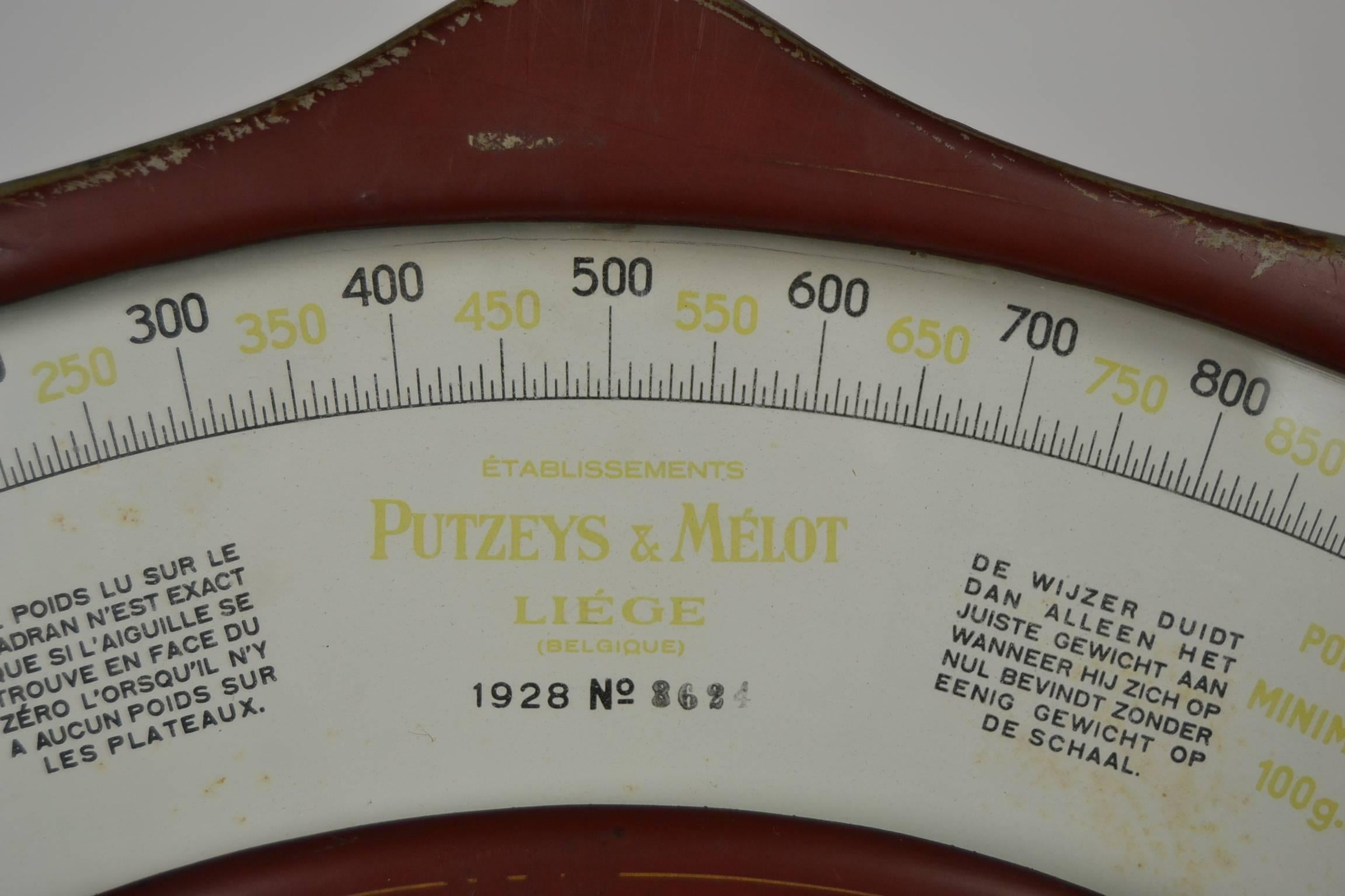 Beautiful old scale from a grocery shop. 
Old kitchen scale.
Made in Belgium - Liège - 1928 by Putzeys & Mélot.
Nice design and patina. 
Gracefully logo- combination bordeaux and gold color letters.
Decoration piece for business or private
