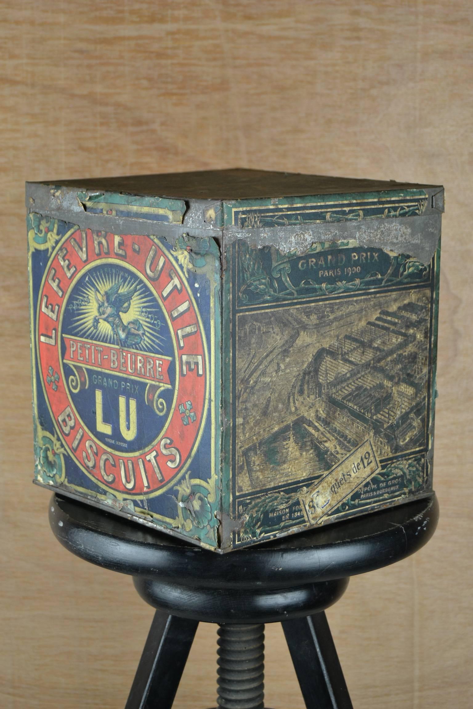 Antique biscuit box Lu Lefevre - Utile Nantes.
Metal box wrapped with paper with lithographic drawings.
Despite the age, the paper is still in very good condition, what makes the box a unique collectable item.
It was ment for the famous Petit -