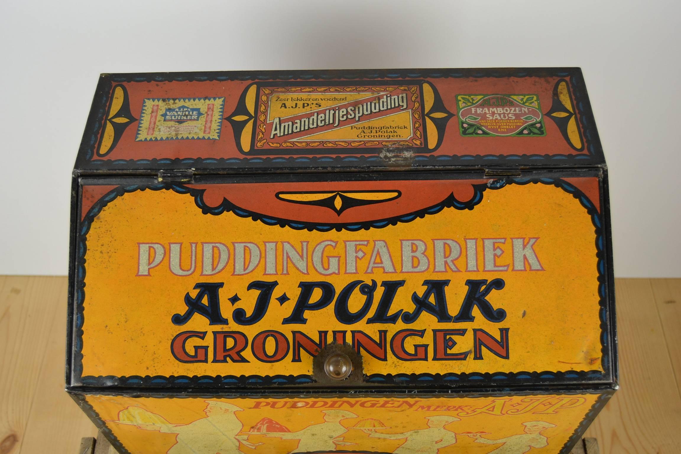 Lovely lithographic tin grocery storage box container for pudding powder.
For the pudding company A.J.Polak, Groningen, Holland in the early 20th century.

Beautiful shape with awesome drawings like chefs presenting the pudding they made and