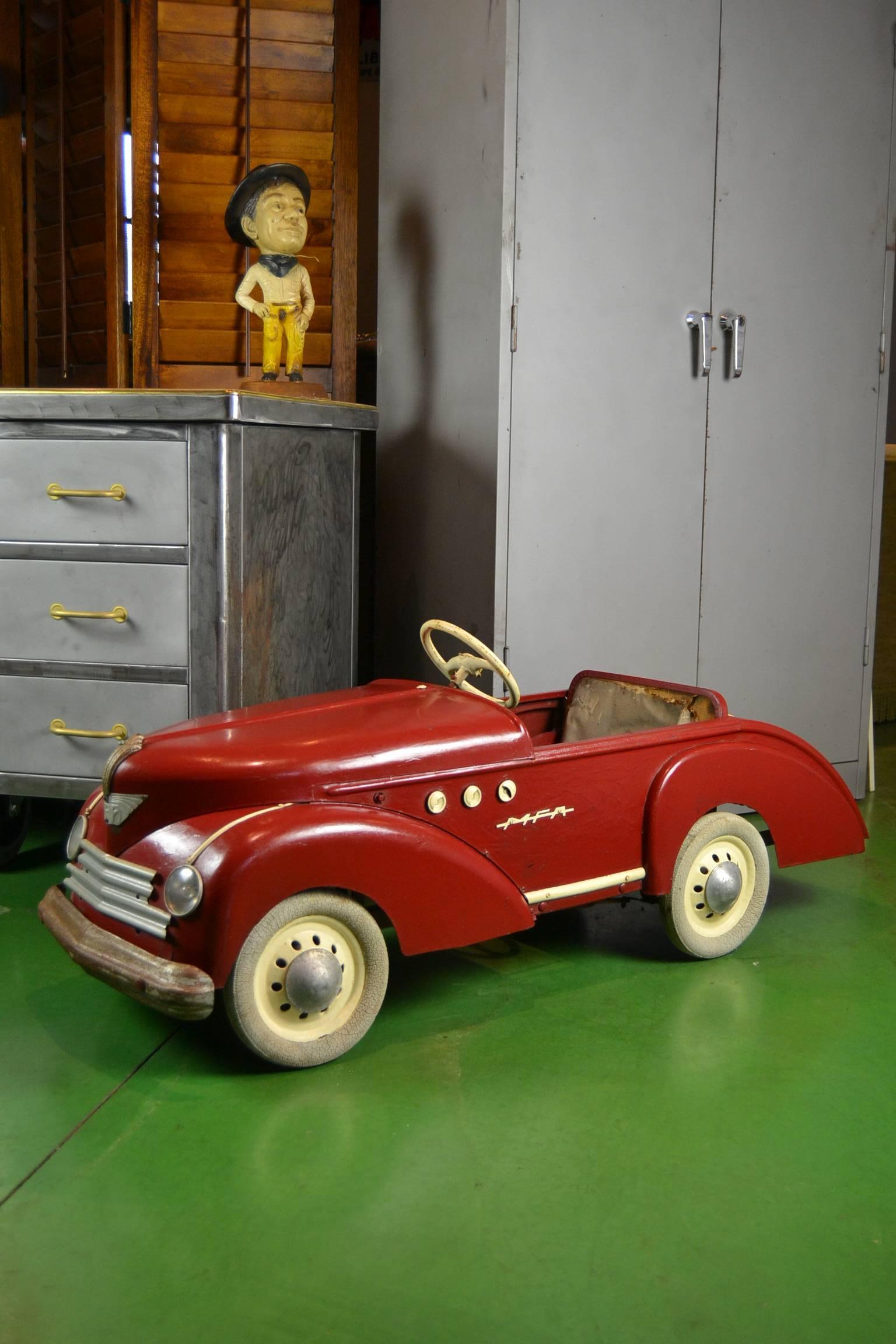 Stunning big vintage child's pedal car from the fifties.
Type: Peugeot 203.
Made by MFA France, 1953.
Material: Sturdy metal - full rubber tires.

